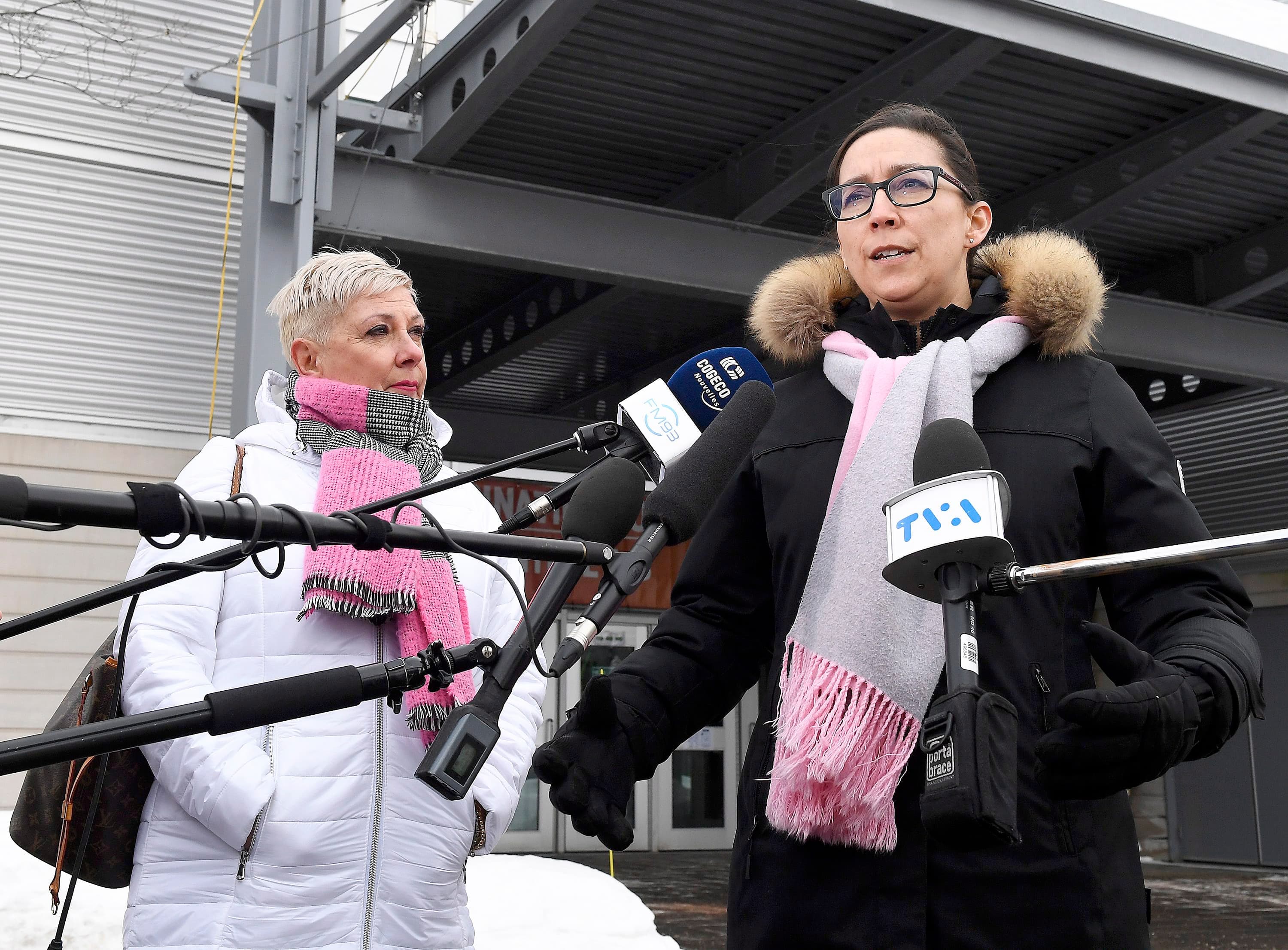 Marleen Cameron, responsable du recrutement pour la campagne de vaccination massive du CIUSSS de la Capitale-Nationale, s’adressant à la presse en compagnie de l’infirmière Guylaine Letiec.