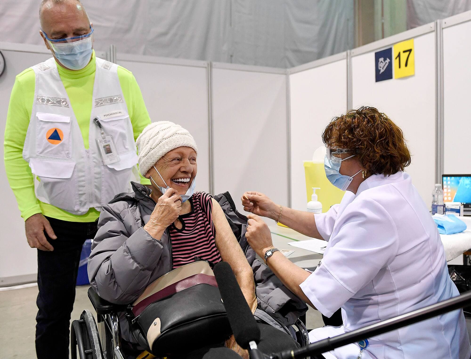Première personne en ligne, mercredi, Pierrette Roy, 89 ans, était tout sourire au moment de recevoir son vaccin. Elle s’est permis de retirer son masque quelques secondes pour démontrer toute sa reconnaissance à son infirmière, Diane Courcy.
