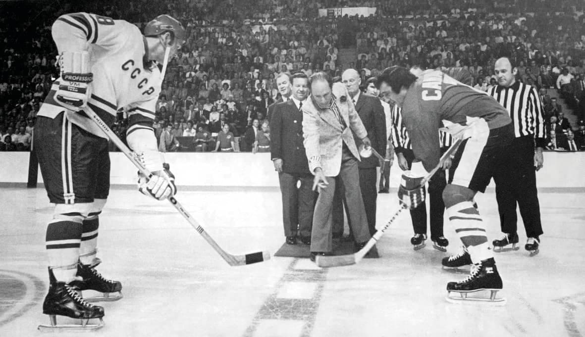 Le premier ministre Pierre Elliott Trudeau avait procédé à la mise au jeu protocolaire du premier match de la Série du siècle le 2 septembre 1972 au Forum en laissant tomber la rondelle entre les bâtons du Soviétique Vladimir Vikulov et du Canadien Phil Esposito.