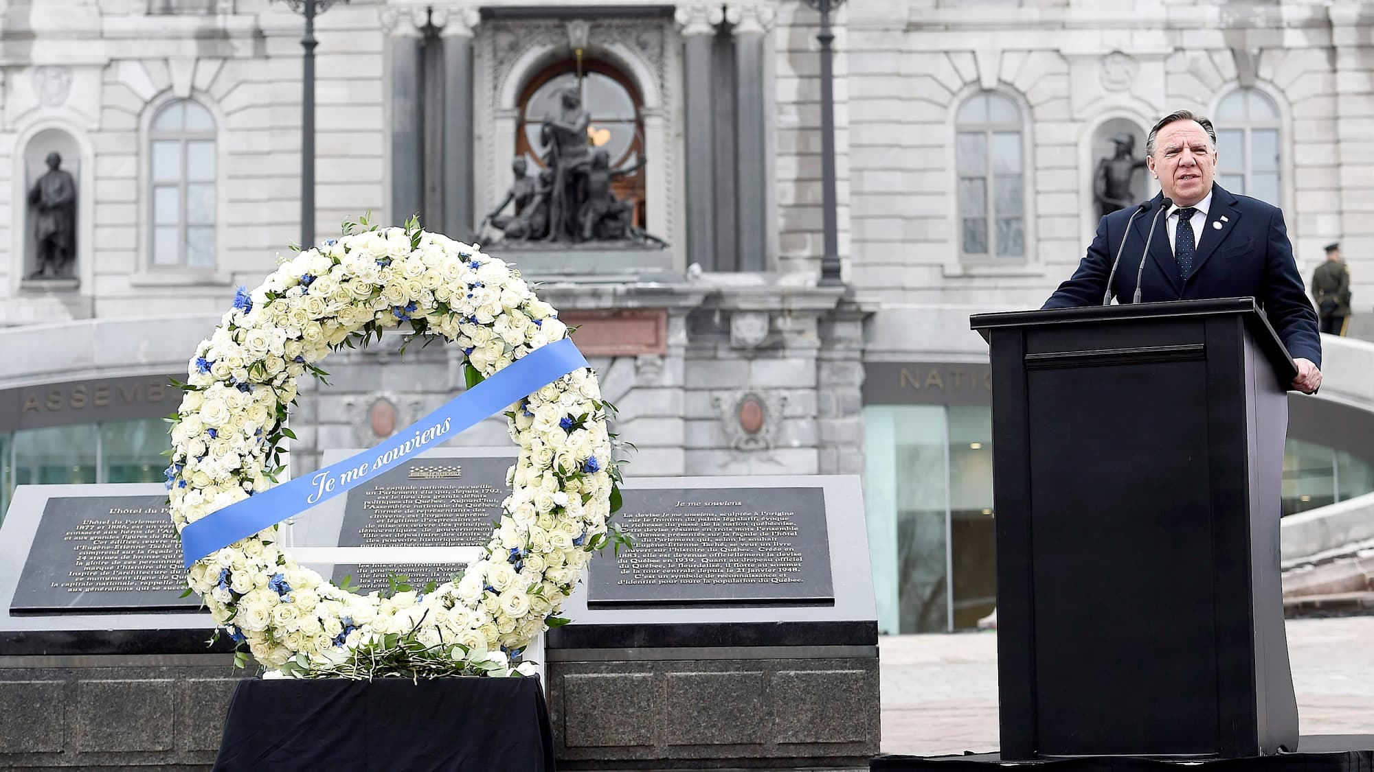 Le premier ministre, François Legault, a prononcé une courte allocution devant le parlement, avant d’inviter tous les Québécois à respecter une minute de silence, sur le coup de 13 h, jeudi.