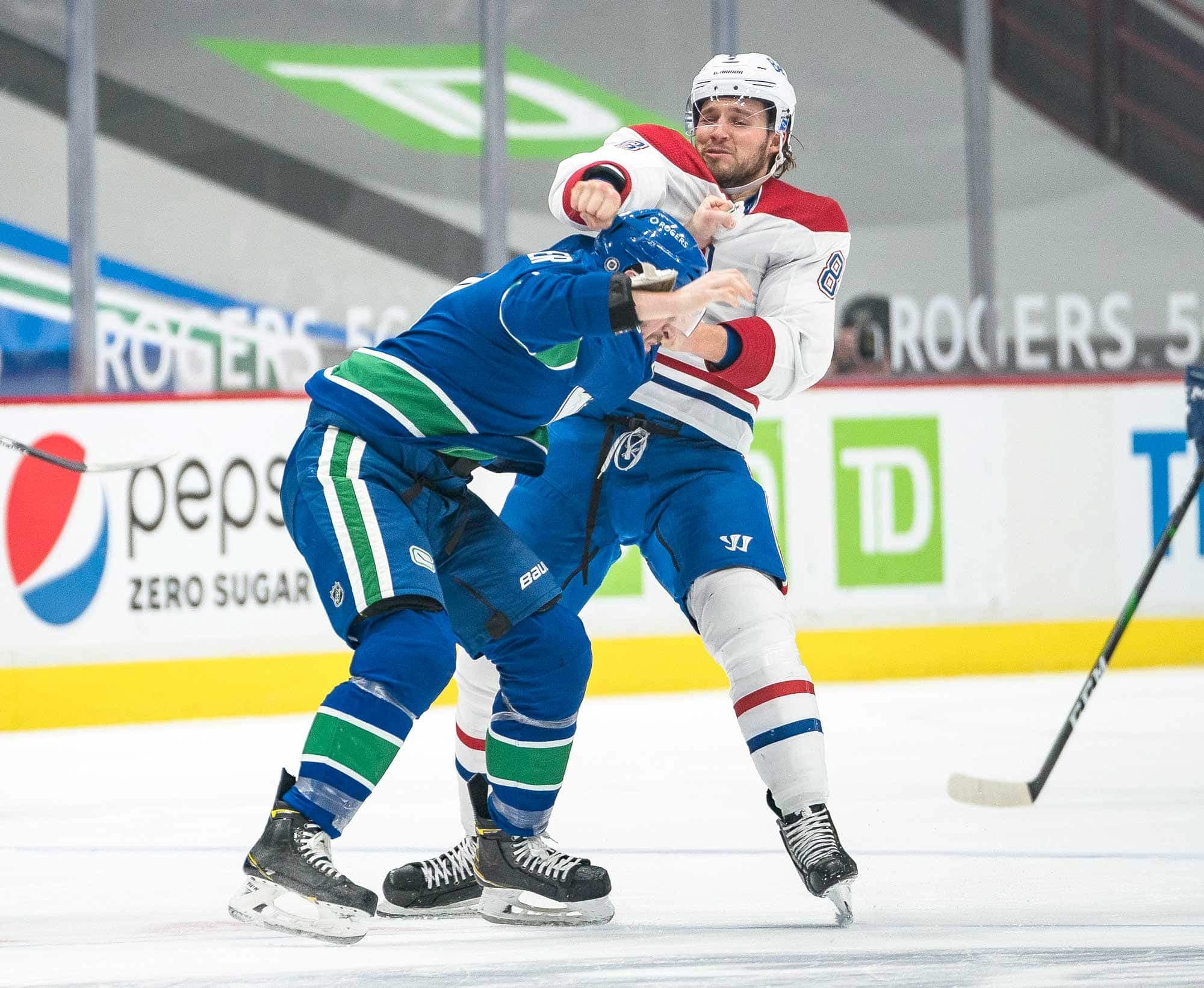 C’est lors de cette bagarre face à J.T. Miller que le défenseur du Canadien Ben Chiarot s’est infligé une fracture à la main droite, mercredi soir.