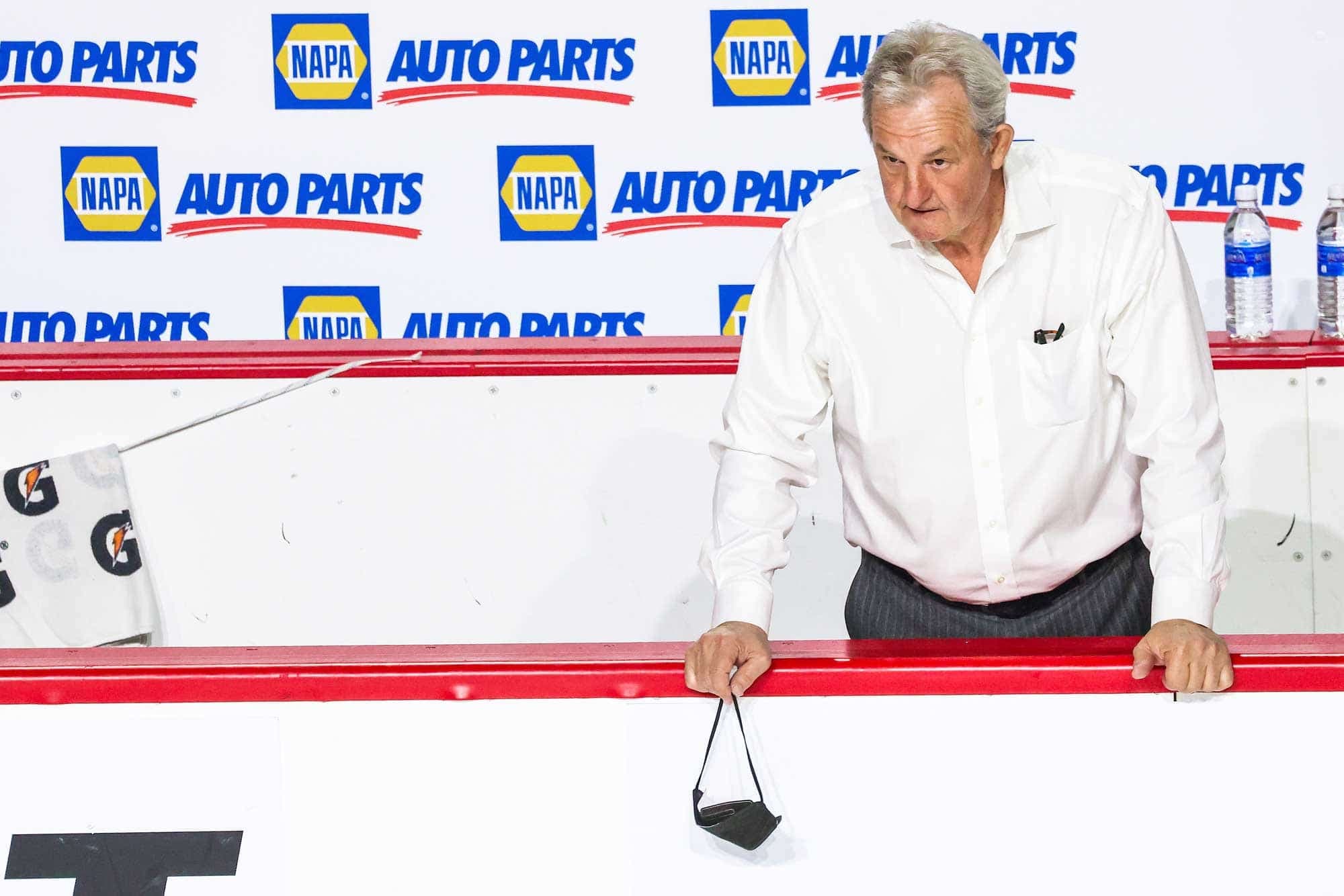 À son retour à la barre des Flames, Darryl Sutter a suivi avec un oeil averti la séance d’échauffement avant le match entre le Canadien et ses protégés à Calgary, jeudi soir.