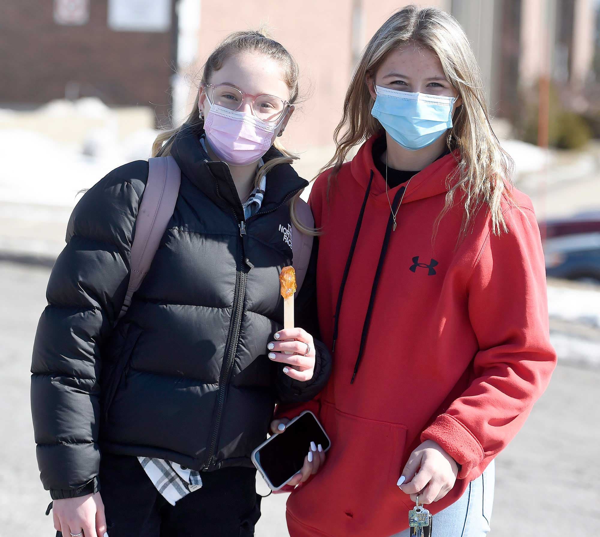 Aussi élève de cinquième secondaire, Megan Ouellet (à gauche), en compagnie de son amie Mariève Labbé, estime qu’« il y a des pour et des contre » au retour en classe à temps plein en ce temps de pandémie, mais que « ça va être bien pour notre réussite scolaire ».