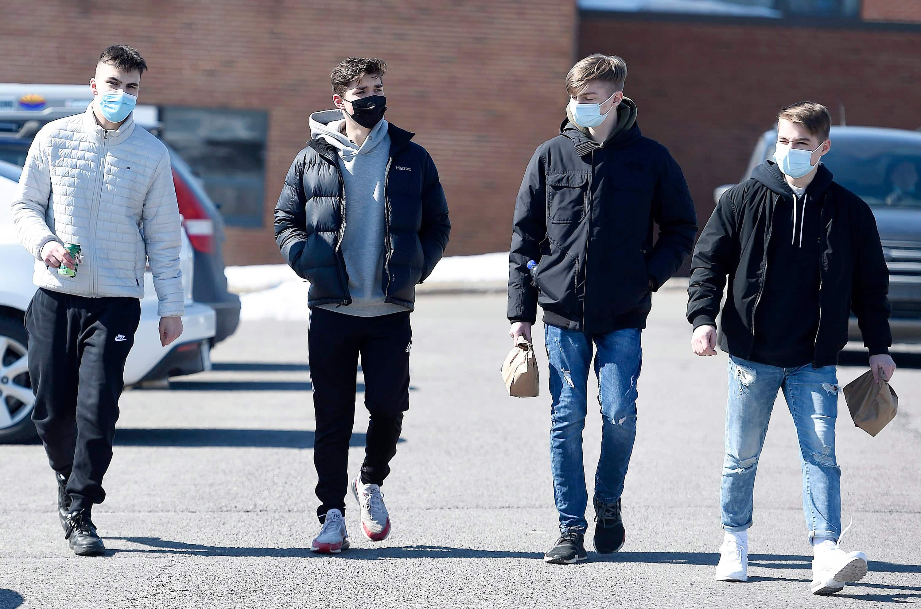 Le Journal a rencontré plusieurs élèves de l’école secondaire La Seigneurie, dans le secteur Beauport, mardi, pour recueillir leurs témoignages. Même s’il aime faire ses travaux chez lui en pyjama, le finissant Xavier (à droite sur la photo) dit « qu’à un moment donné, il faut revenir sur la track ». L’élève était avec ses amis Mathis, Gabriel et Frédéric.