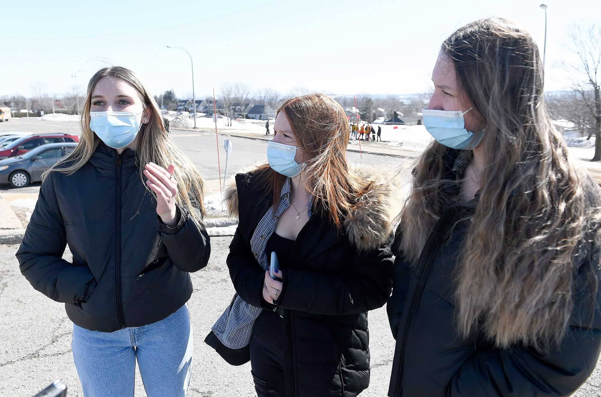 Aussi finissante, Koralie Blain (à gauche), ici avec ses amies Noémie Asselin et Audrey-Anne Bédard, affirme que les élèves devront encore une fois vivre des changements.