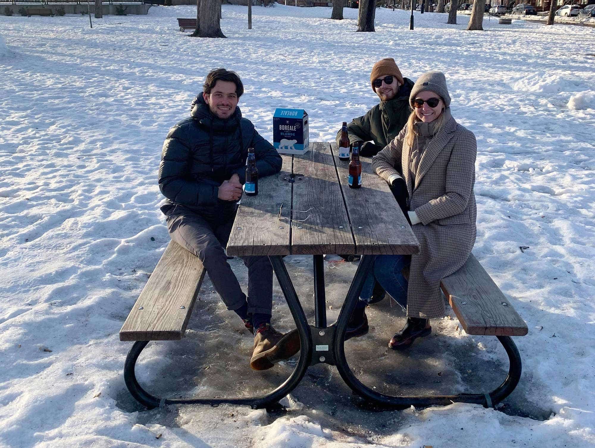 Michaël, Zoé et Hugo, aussi au parc Laurier, accueillent les annonces du gouvernement avec optimisme.