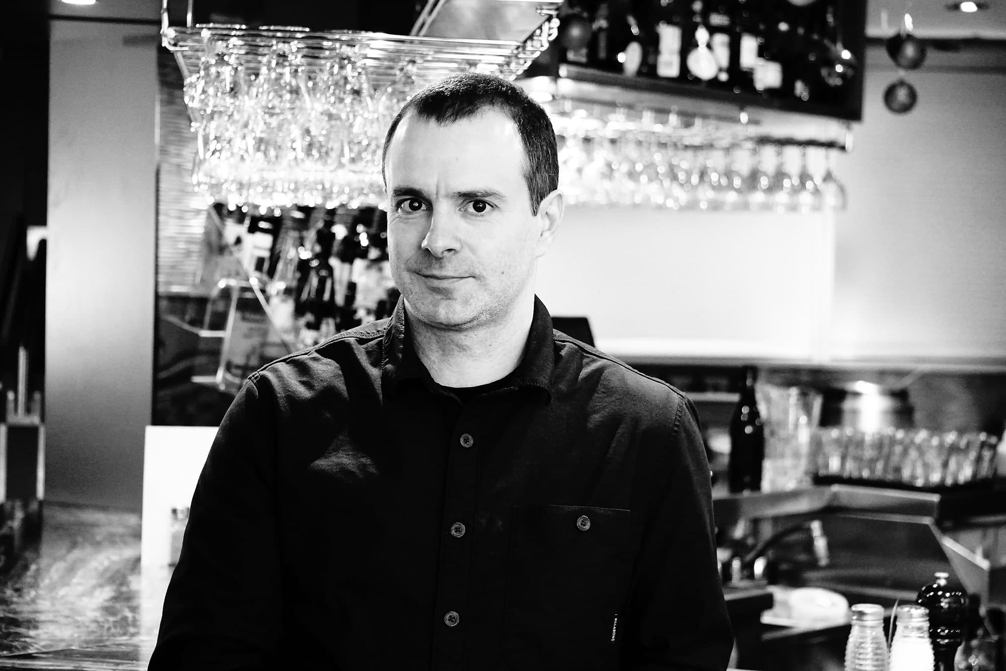Simon Poirier, propriétaire du bistro-bar le Brise-Bise, à Gaspé, a accueilli avec joie les assouplissements liés au passage en zone jaune de sa région.