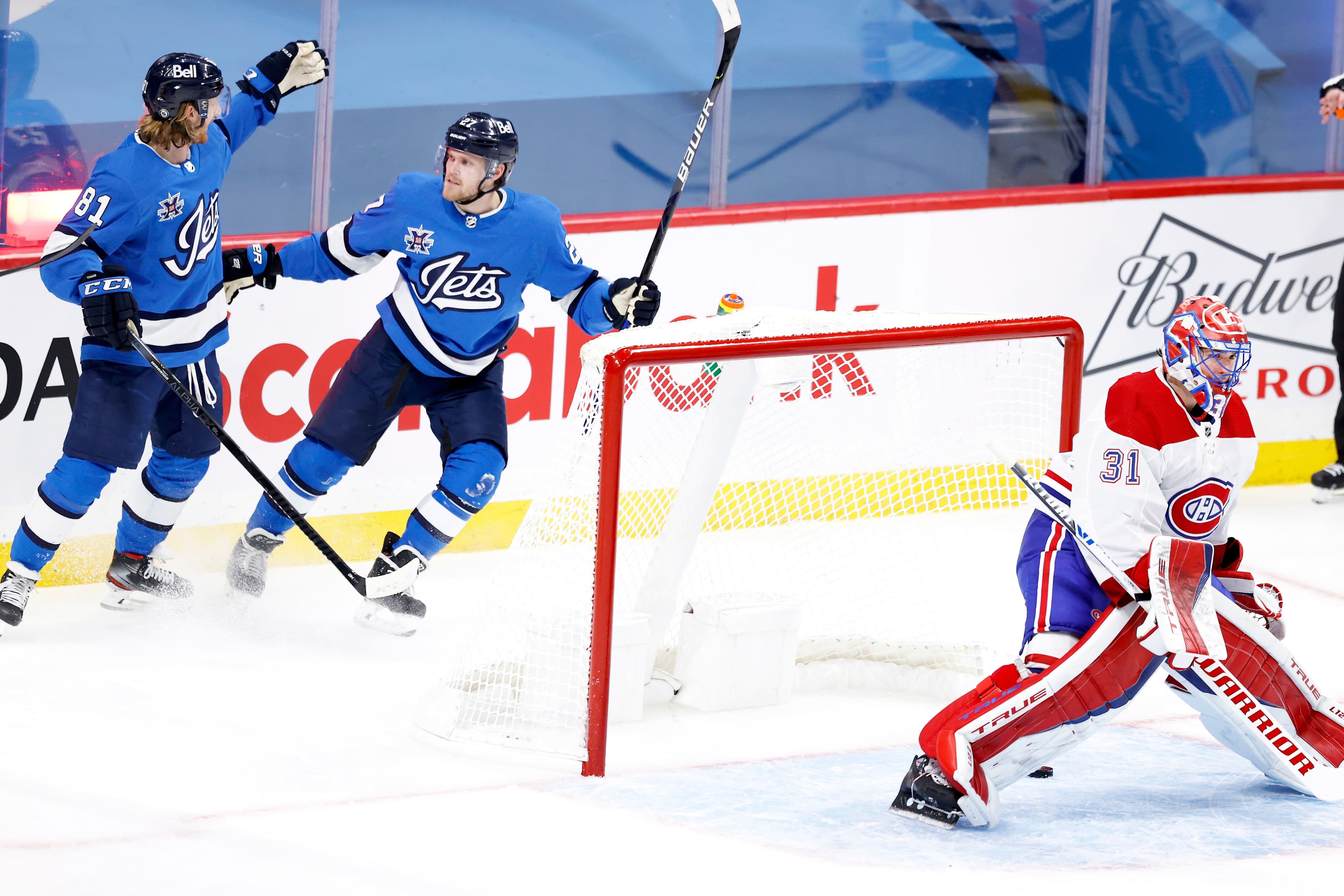 Kyle Connor (81) qui a réussi un doublé, hier, est félicité par Nikolaj Ehlers après avoir fait bouger les cordages au premier engagement. Incidemment, c’est Ehlers qui a inscrit le but de la victoire en prolongation.