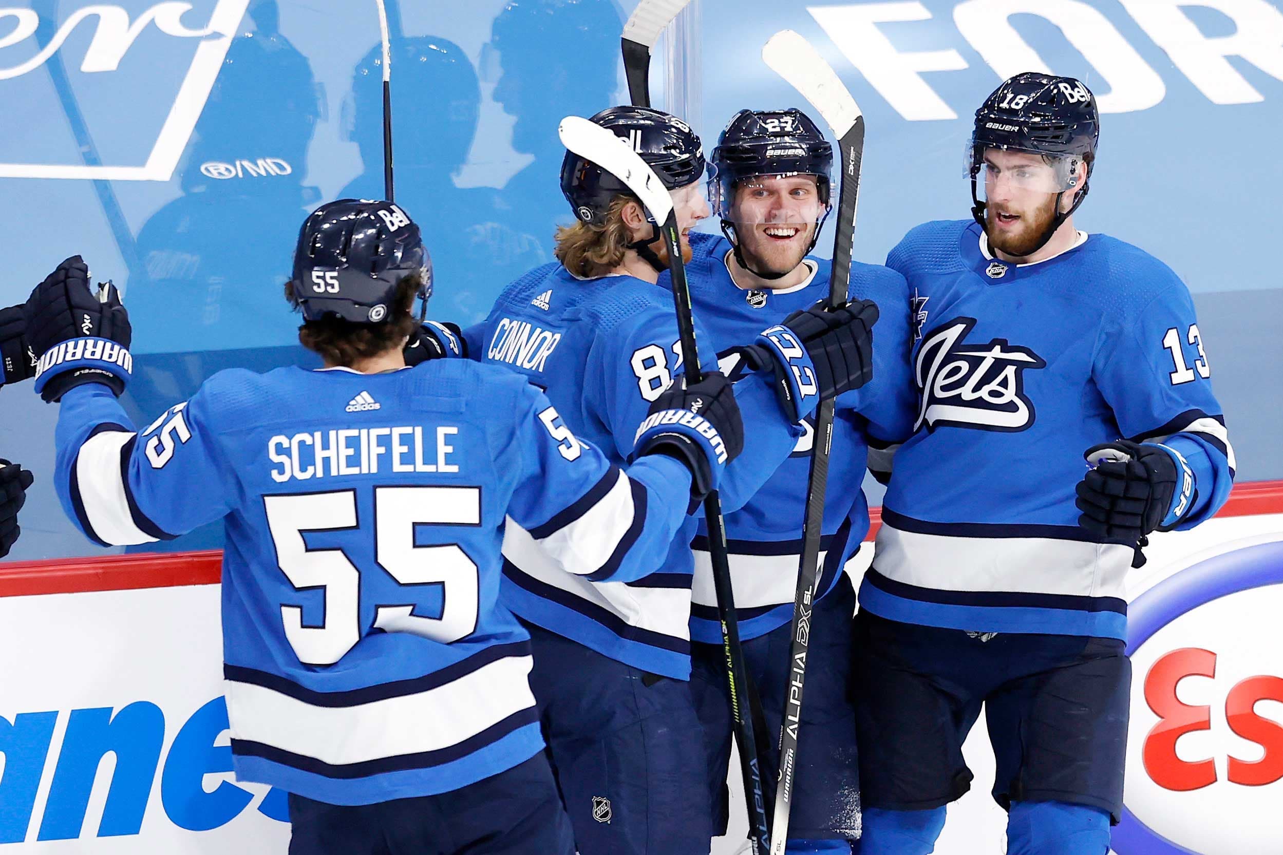 Tout souriant, Nikolaj Ehlers est rejoint par ses coéquipiers après avoir procuré la victoire aux Jets en prolongation mercredi soir.