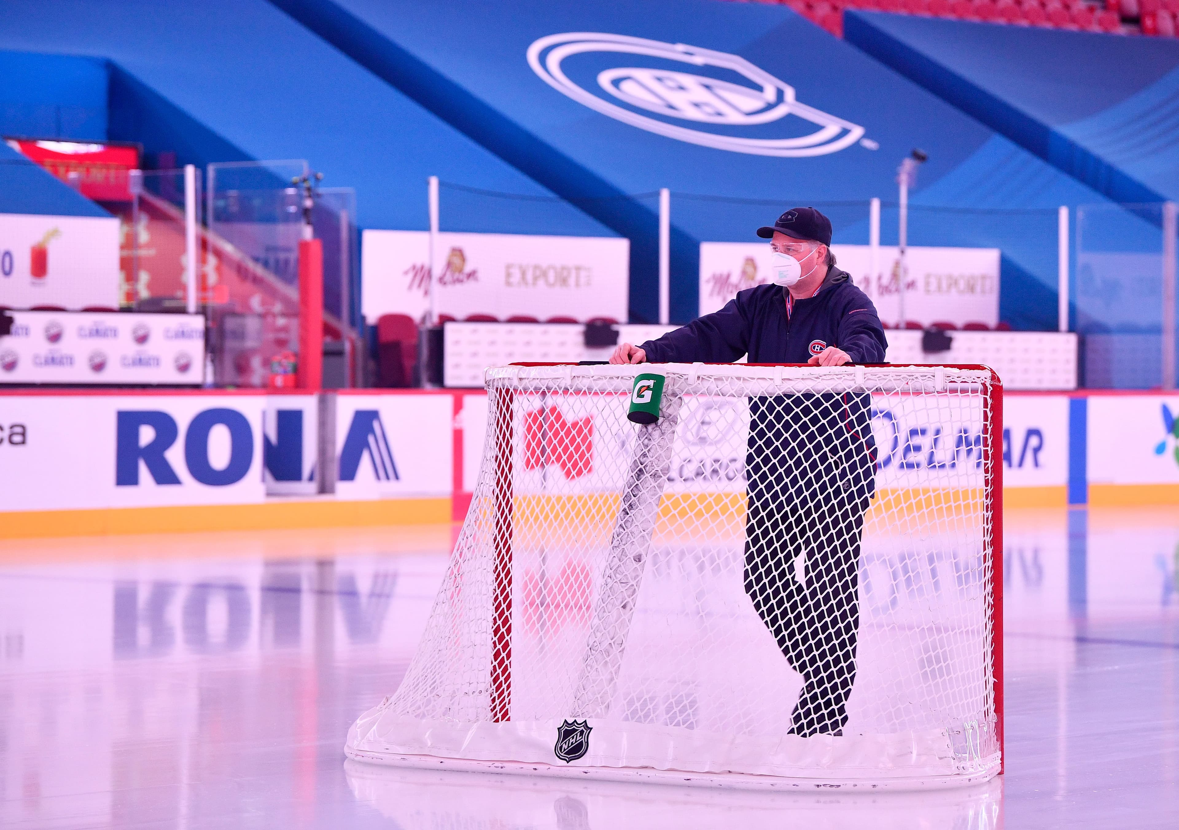 Le personnel du Centre Bell a rangé l’équipement après l’annonce de l’annulation du match devant opposer le Canadien aux Oilers, lundi.