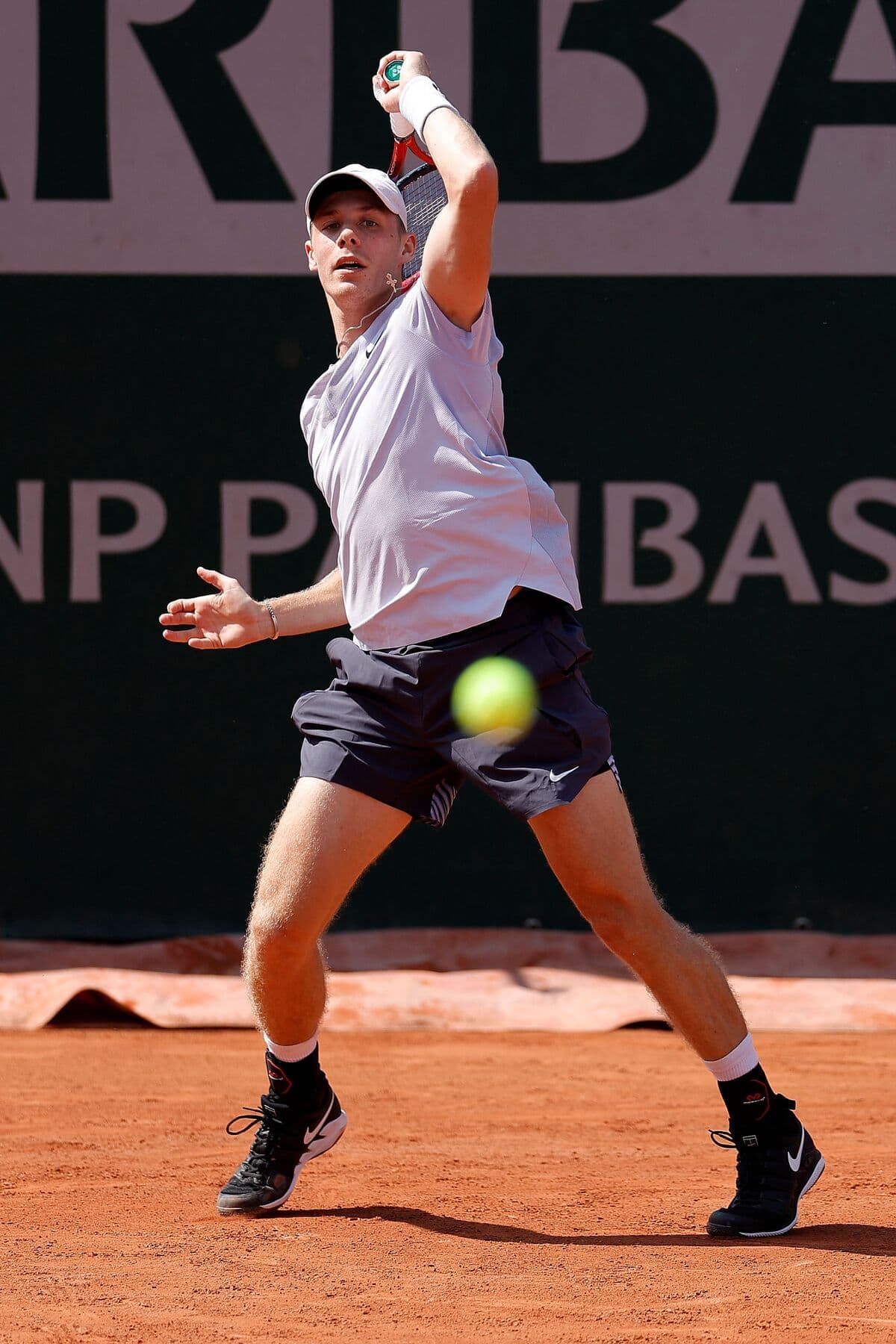 Denis Shapovalov en action à Roland-Garros.