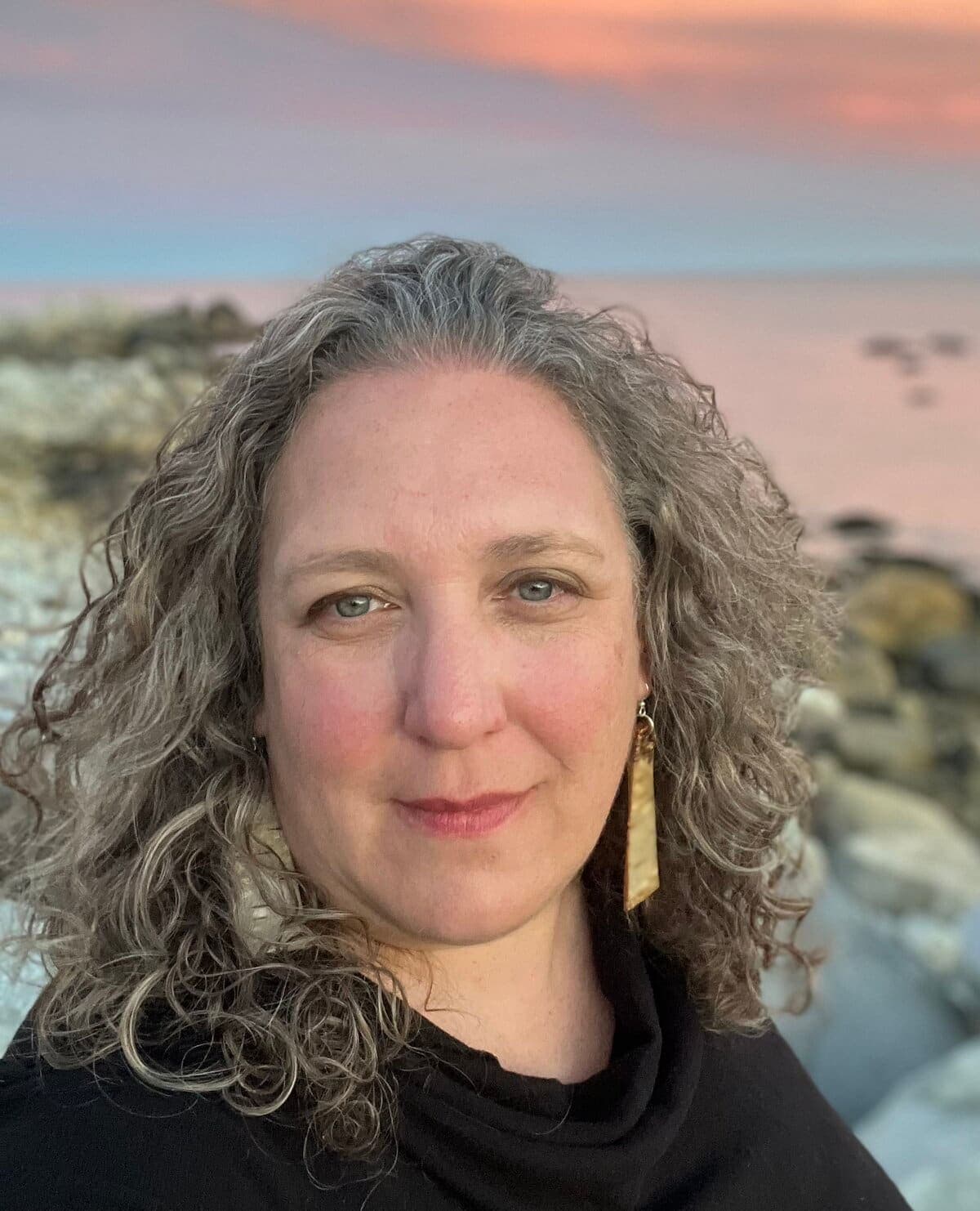 Écrivaine de la Nouvelle-Écosse, Amanda Peters est membre de la Première Nation Glooscap et enseigne à l’université Acadia de Wolfville.