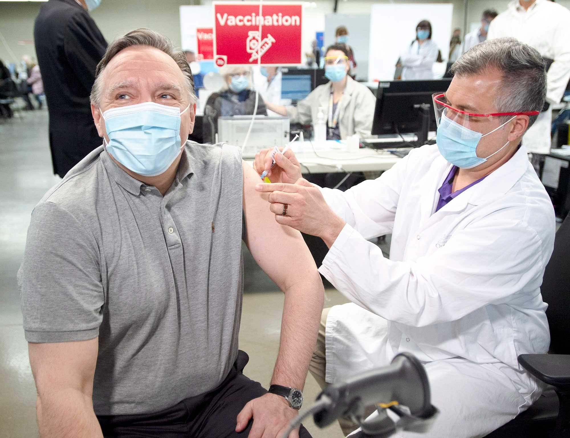 Le premier ministre du Québec, François Legault, recevant sa première dose de vaccin contre la COVID-19, vendredi, au Stade olympique de Montréal.