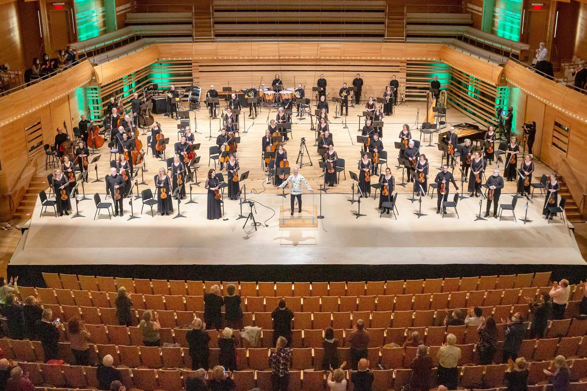 Yannick Nézet-Séguin et l’Orchestre Métropolitain ont joué pour 250 personnes masquées à la Maison symphonique, samedi.
