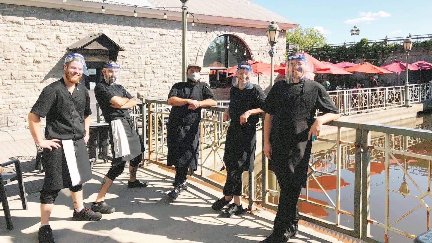 Le directeur du restaurant Les Brasseurs du Temps à Gatineau, Julien Flipot (au centre), et son équipe de cuisine. Tous espèrent que c’est la dernière fermeture.