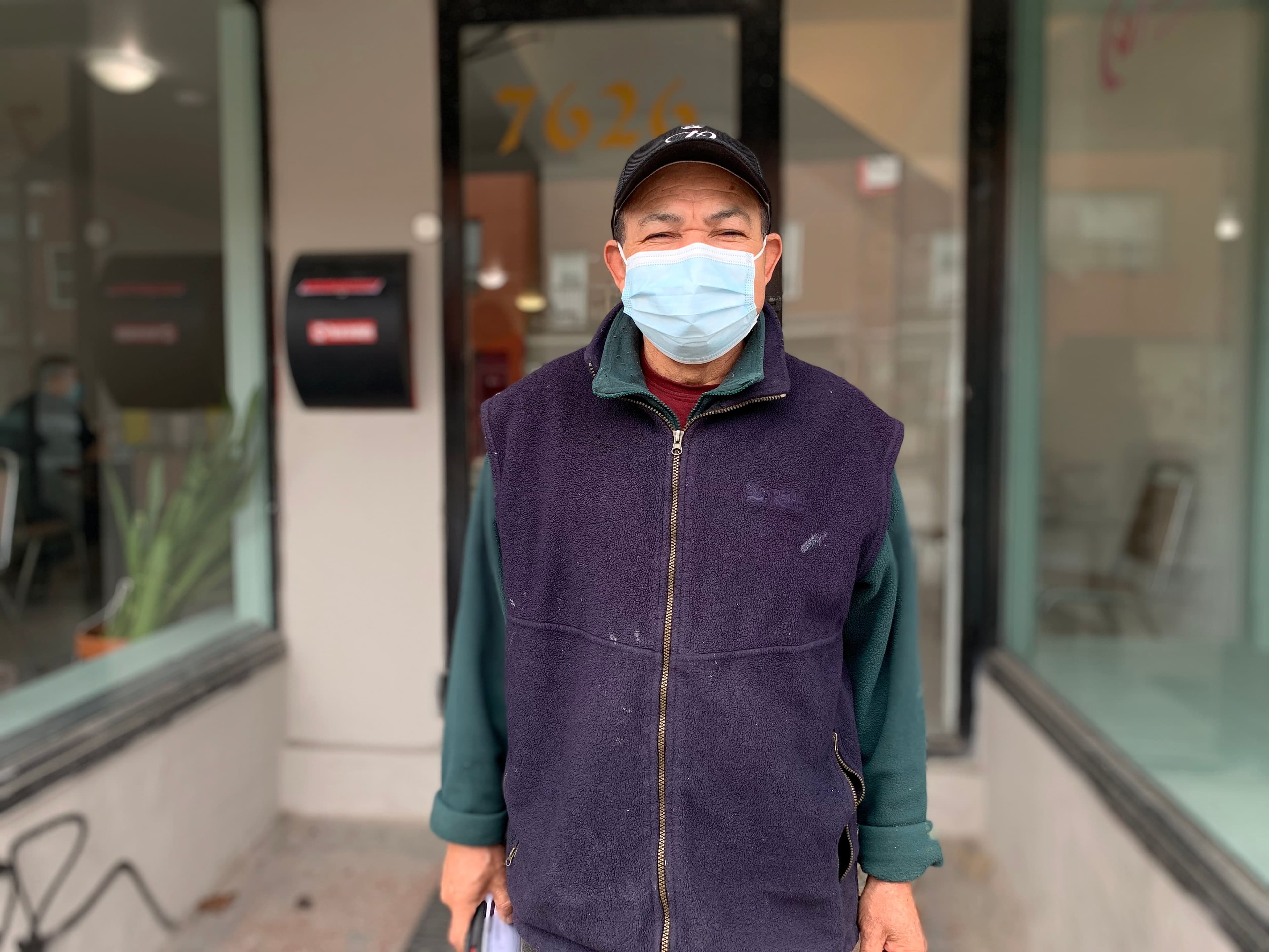 Julio Escobar-Rosales, âgé dans la soixantaine, a reçu sa première dose contre la COVID-19 grâce à une clinique sans rendez-vous dans son quartier.