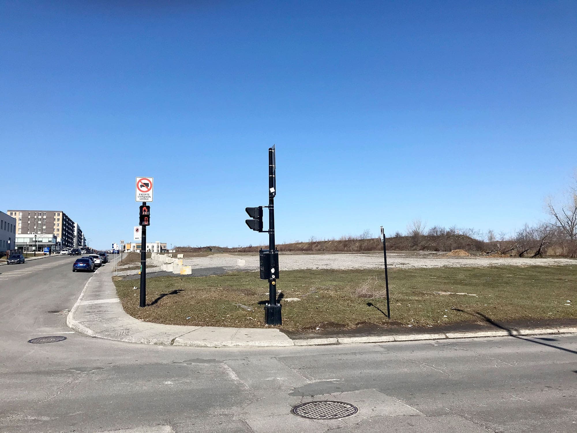 Le terrain convoité par la Caisse pour sa station du REM est situé au coin des rues Sherbrooke et Contrecœur, dans l’est du quartier Tétreaultville.