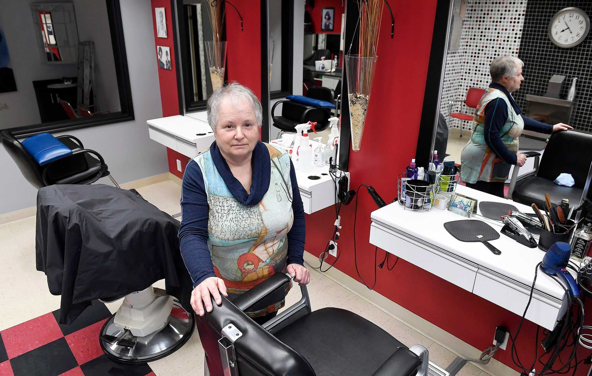 Les propriétaires du Salon Coupe d’Art, Céline Lessard (photo) et son conjoint André Veilleux, sont déçus des nouvelles mesures-chocs, eux qui peinent à garder la tête hors de l’eau.