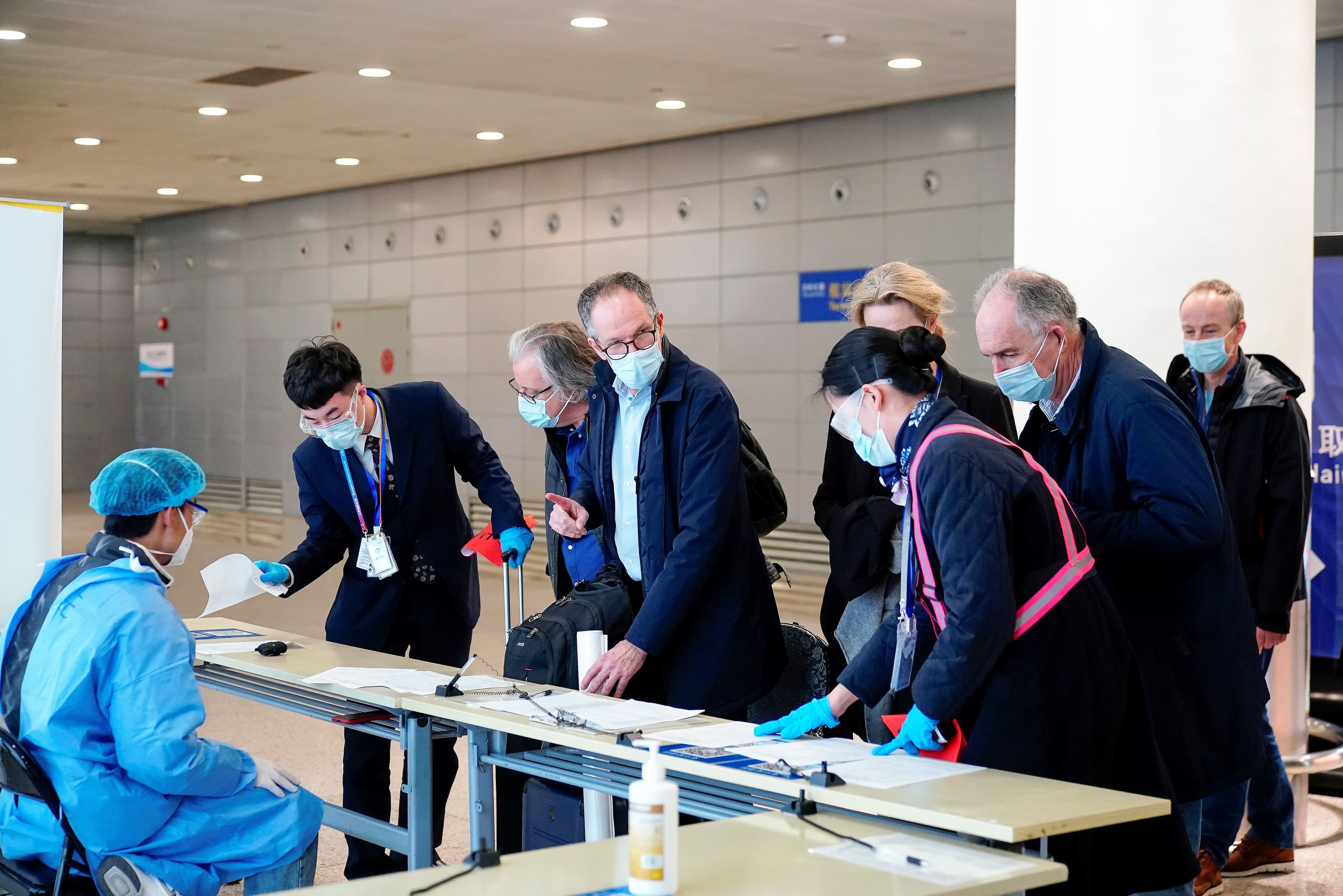 Des experts de l’Organisation mondiale de la santé (OMS), chargés d’enquêter sur les origines de la COVID-19, étaient arrivés à l’aéroport de Pudong à Shanghai, en Chine, le 10 février dernier.