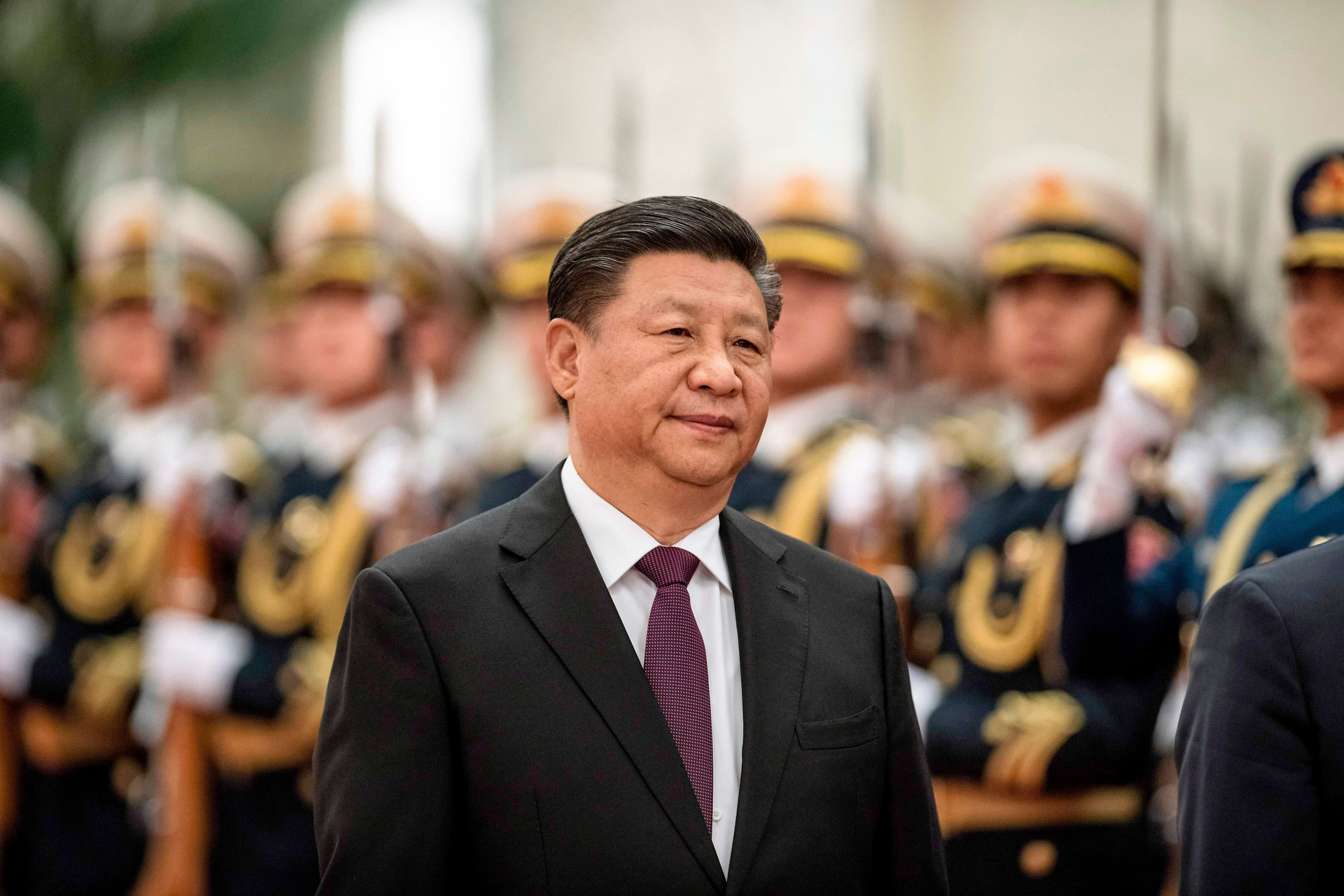 Le président chinois Xi Jinping passait en revue une garde d’honneur militaire lors d’une cérémonie de bienvenue au Grand Hall du peuple, à Pékin, le 10 décembre 2018.