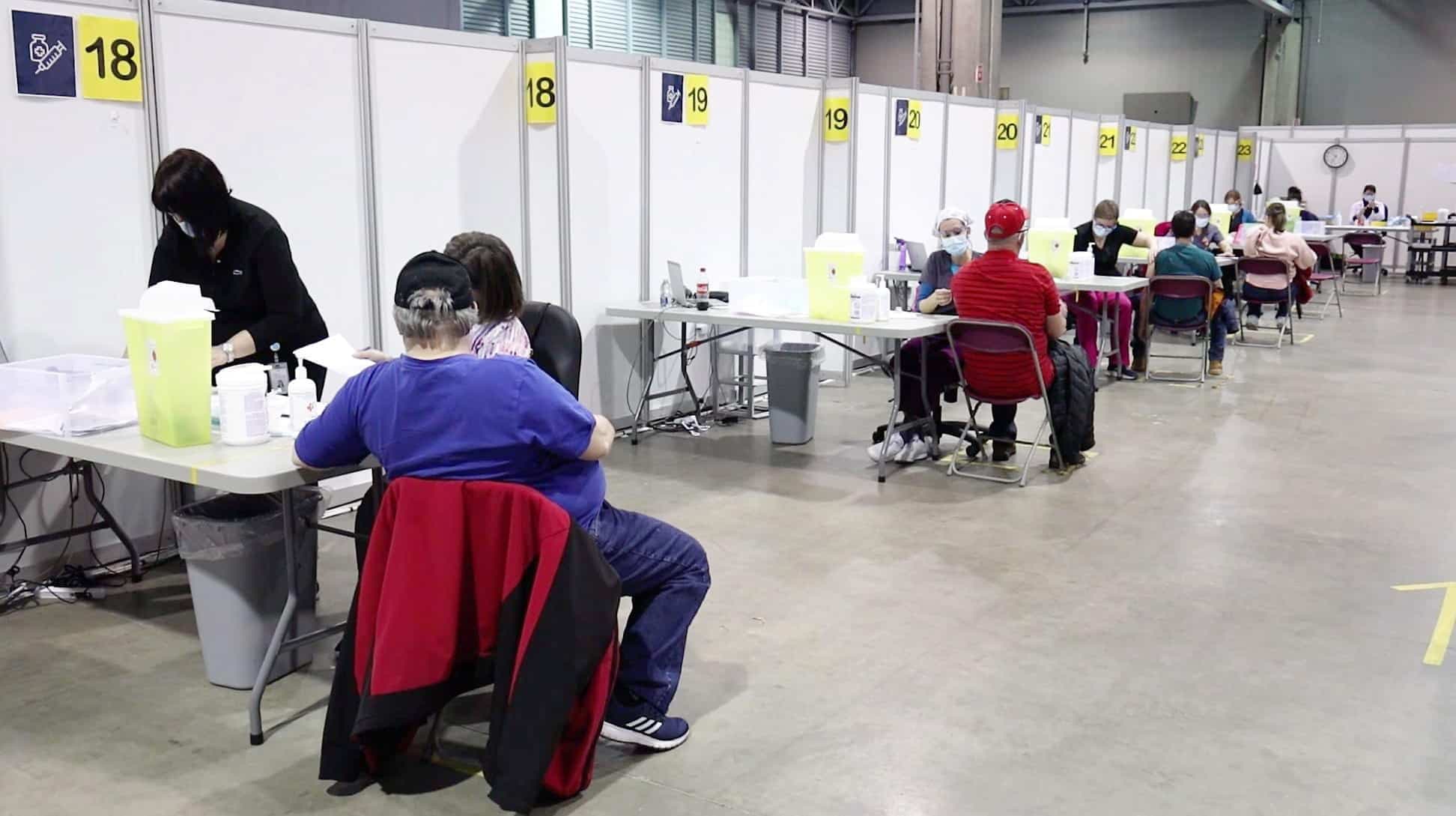 Ce sont désormais 40 % des Québécois qui ont reçu une première dose du vaccin, comme l’ont fait ces personnes au Centre de foires de Québec, le mois dernier.