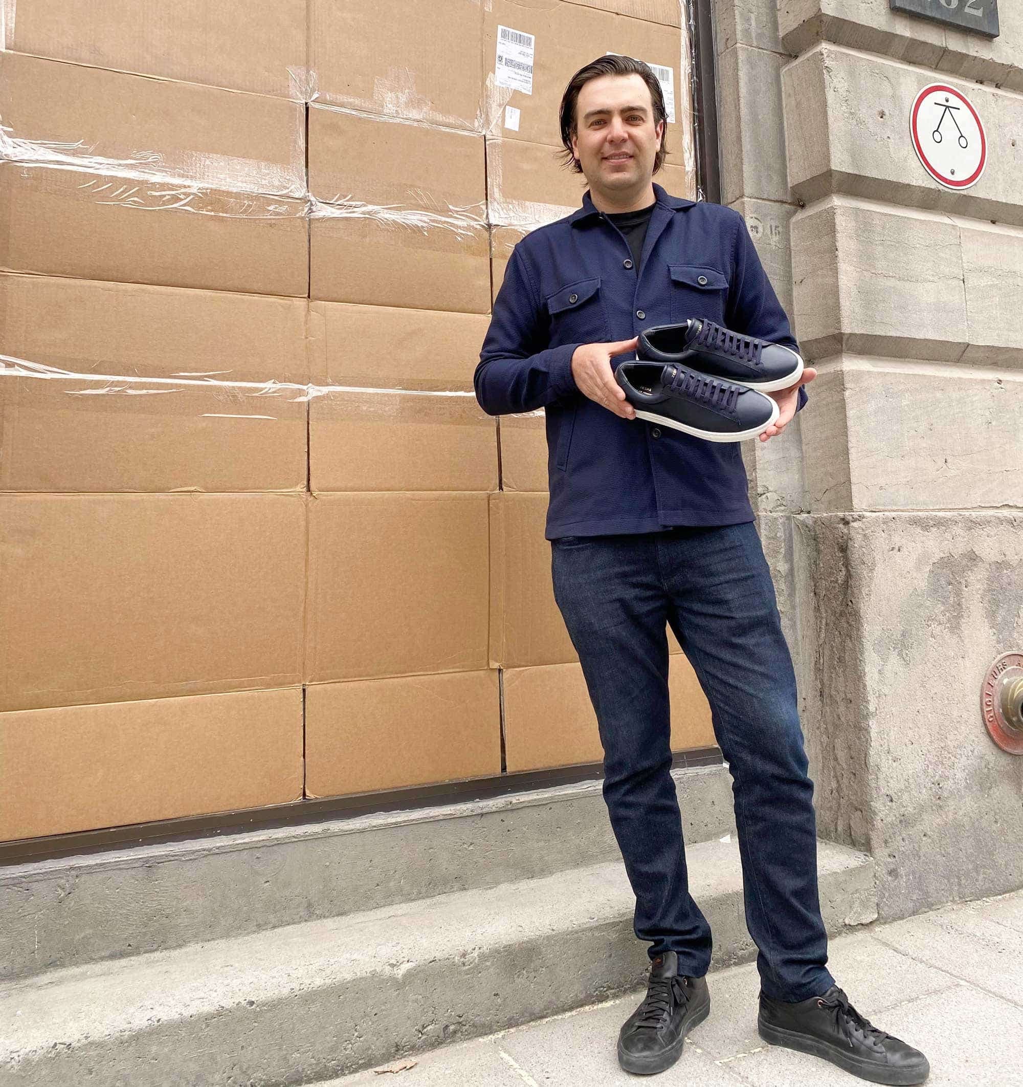 Pierre-Benoit Duhamel, devant la vitrine placardée de son magasin Clusier, dans le Vieux-Montréal, était heureux de retrouver les souliers à 500 $ qu’il s’était fait voler lors de la manifestation de dimanche.