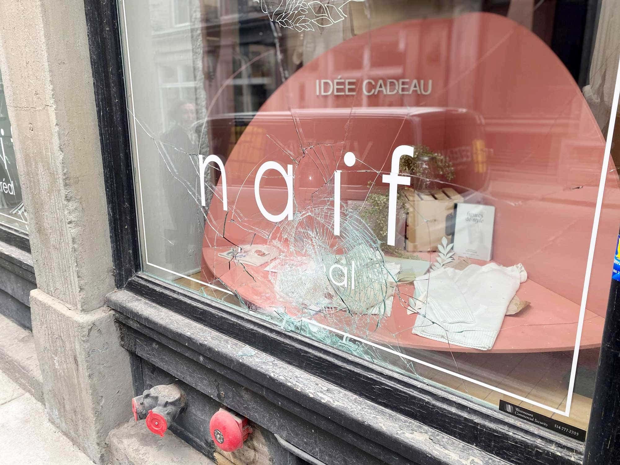 Plusieurs commerces ont été vandalisés.