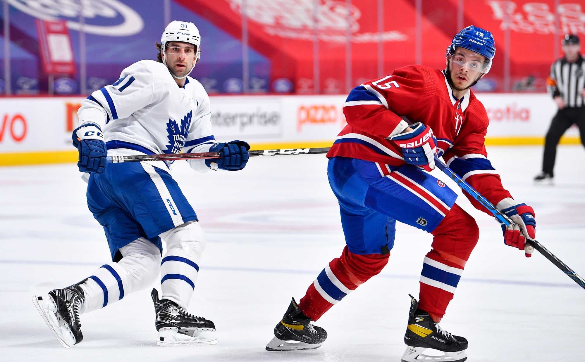 Jesperi Kotkaniemi pourrait retrouver John Tavares dans les séries si Dominique Ducharme décide de faire appel à ses services.
