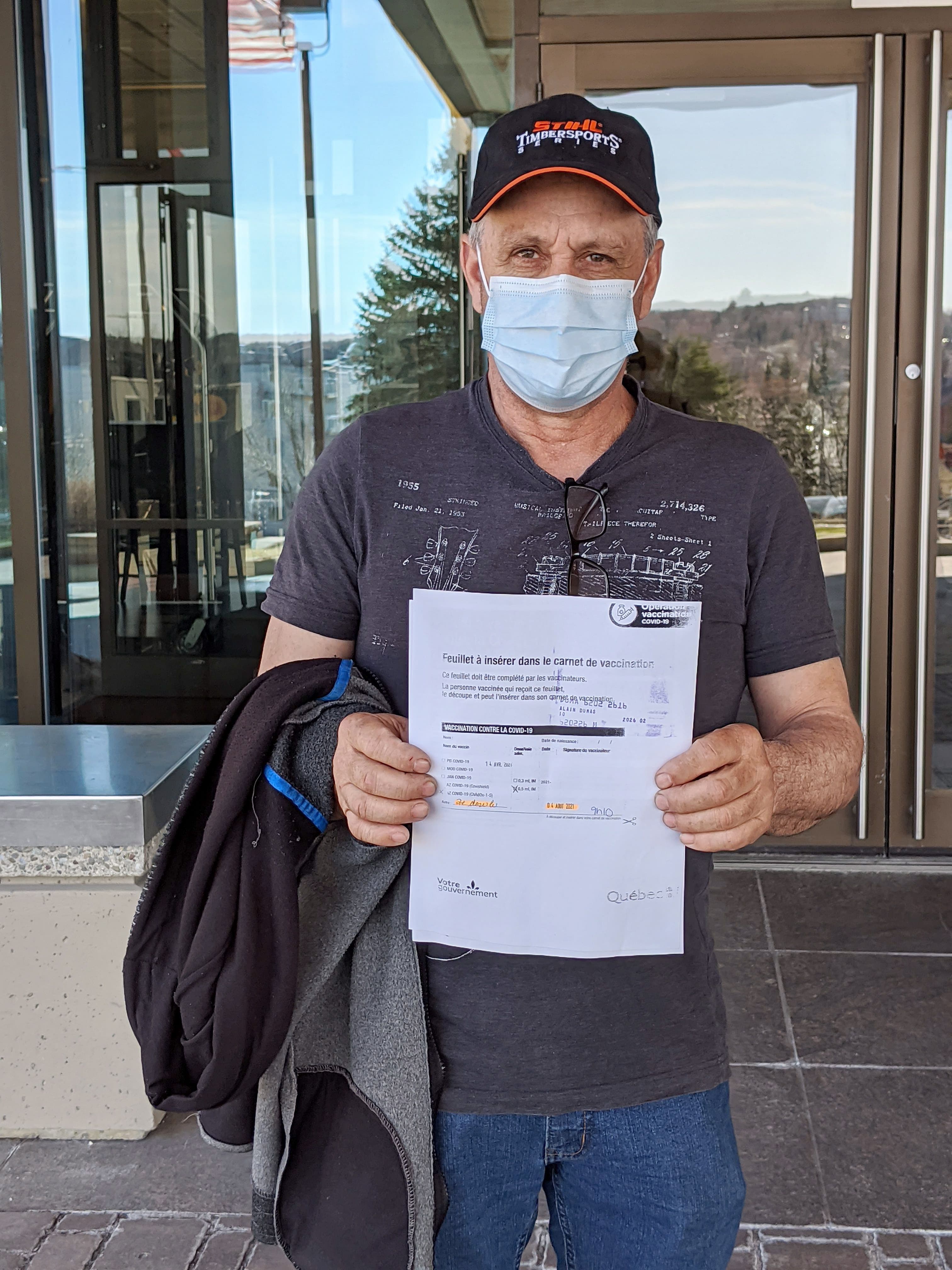 Alain Dumas, un citoyen de Saint-Côme-Linière, à la sortie du centre de vaccination où il a reçu mercredi sa première dose du vaccin d’AstraZeneca.