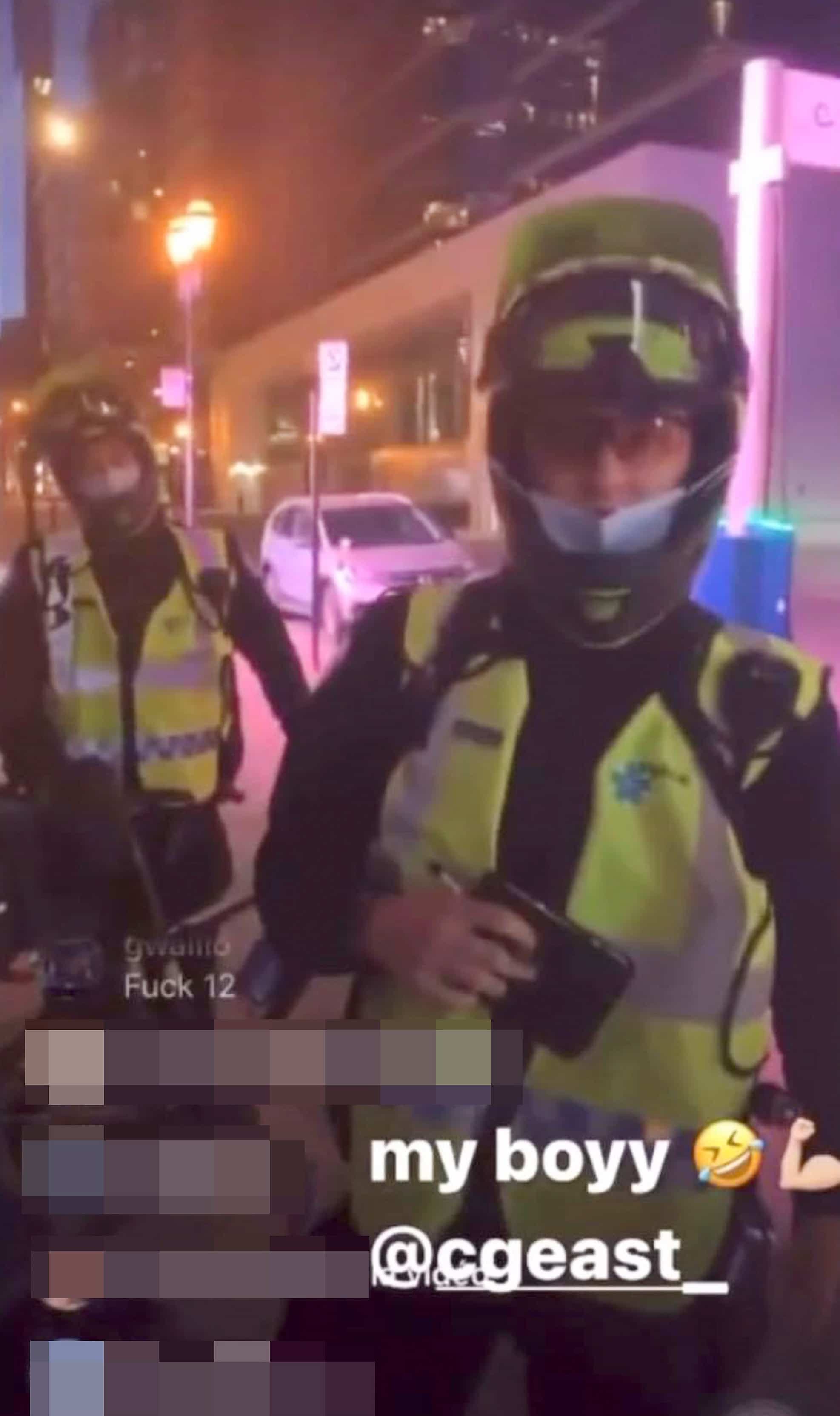 Plusieurs vidéos éphémères ont été publiées par des jeunes s’amusant à filmer des policiers qui tentent de les arrêter, pendant les manifestations contre le couvre-feu.