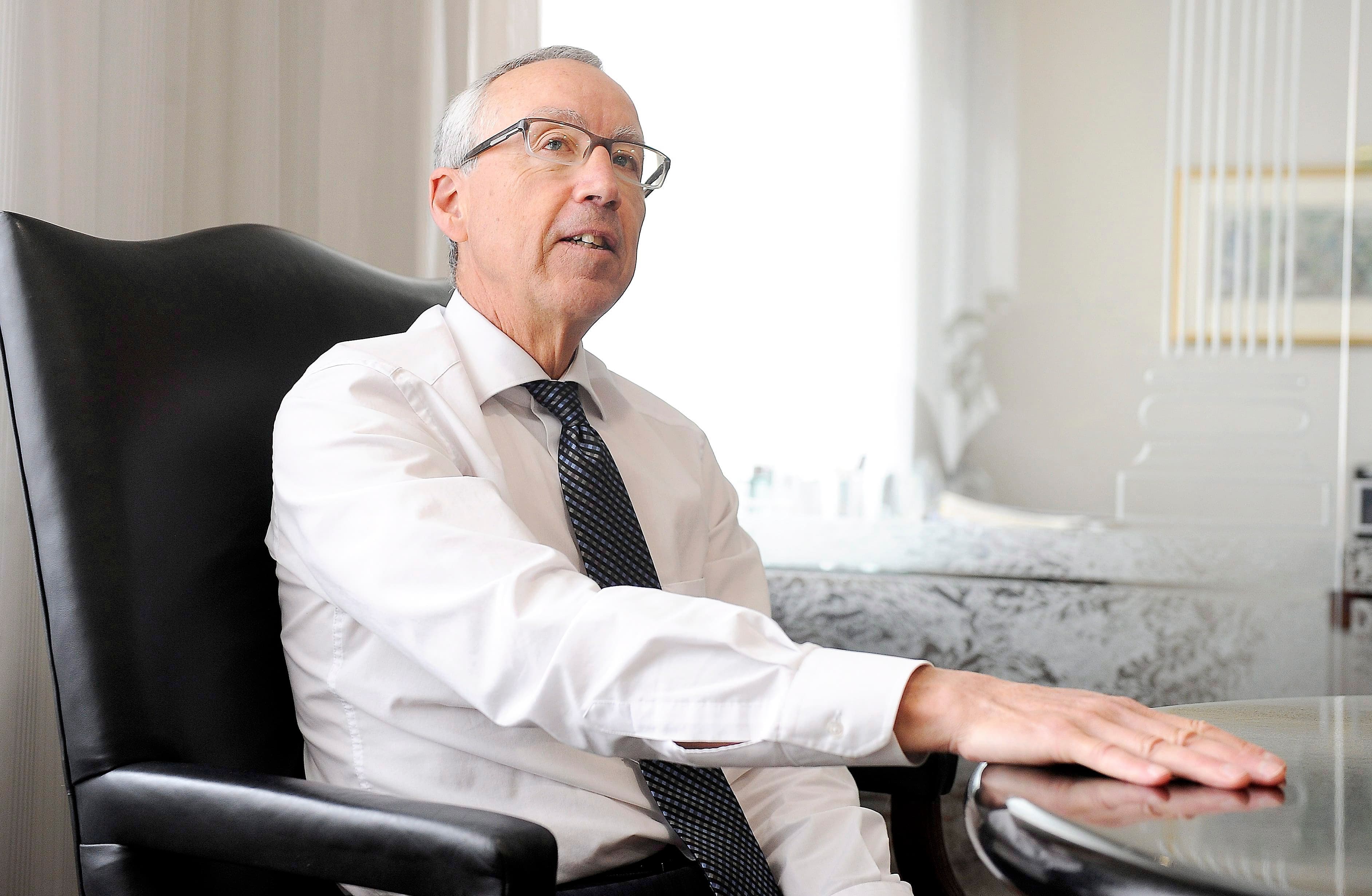 Le mandat d’Yvon Charest, à titre de négociateur pour le rachat du pont de Québec par le fédéral, a été renouvelé hier.