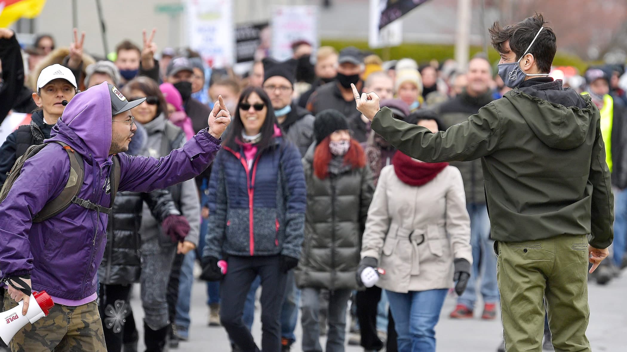 La police a dû intervenir lorsque la tension est montée entre un manifestant (à gauche) et un citoyen exaspéré (à droite).