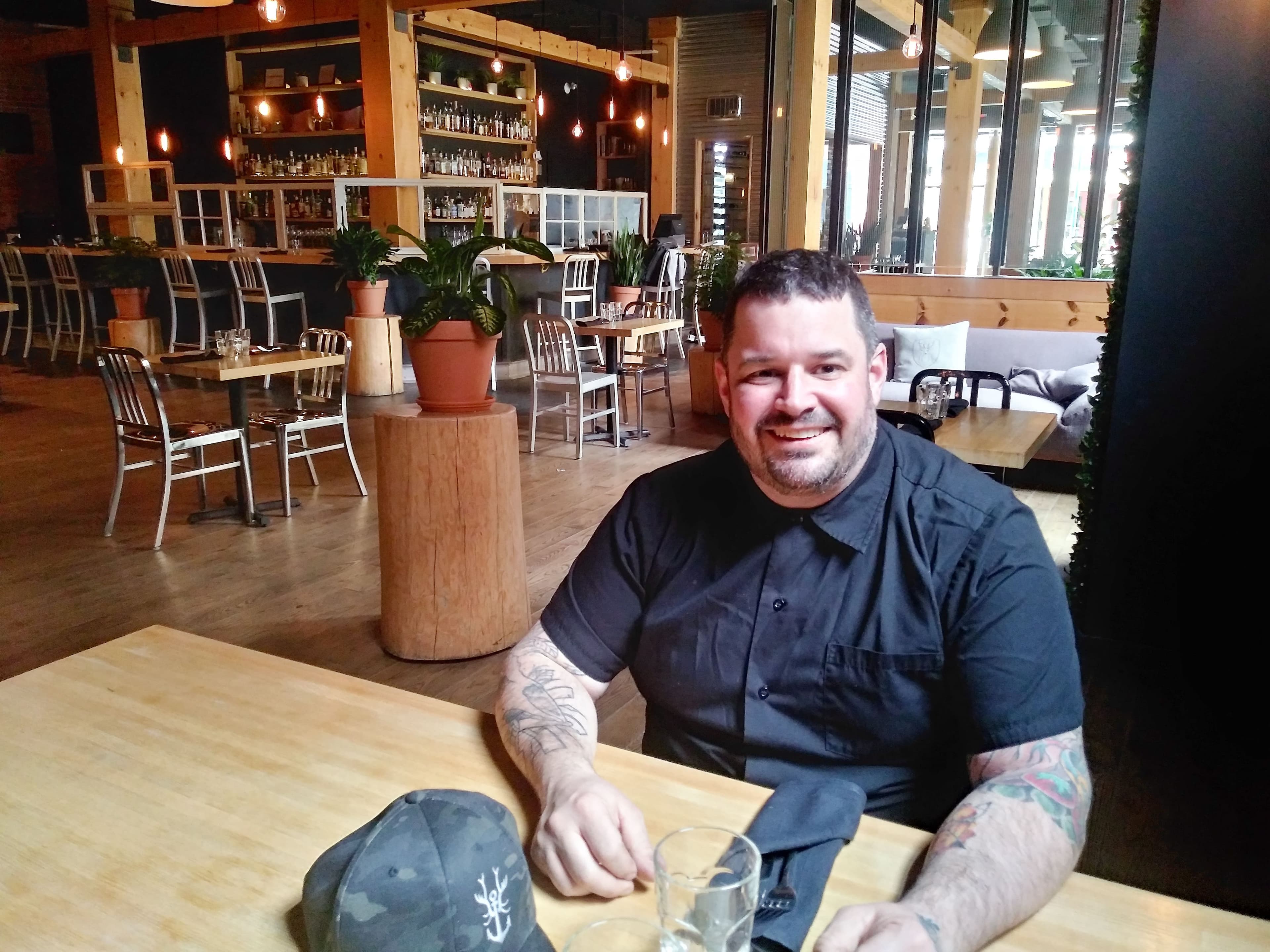 À l’image de plusieurs de ses homologues, le chef et copropriétaire du O Chevreuil, à Sherbrooke, Charles-Emmanuel Pariseau, a réinventé sa façon de faire en offrant deux services de souper. Il a également décidé de bonifier le choix de produits alimentaires à la boutique de son restaurant.