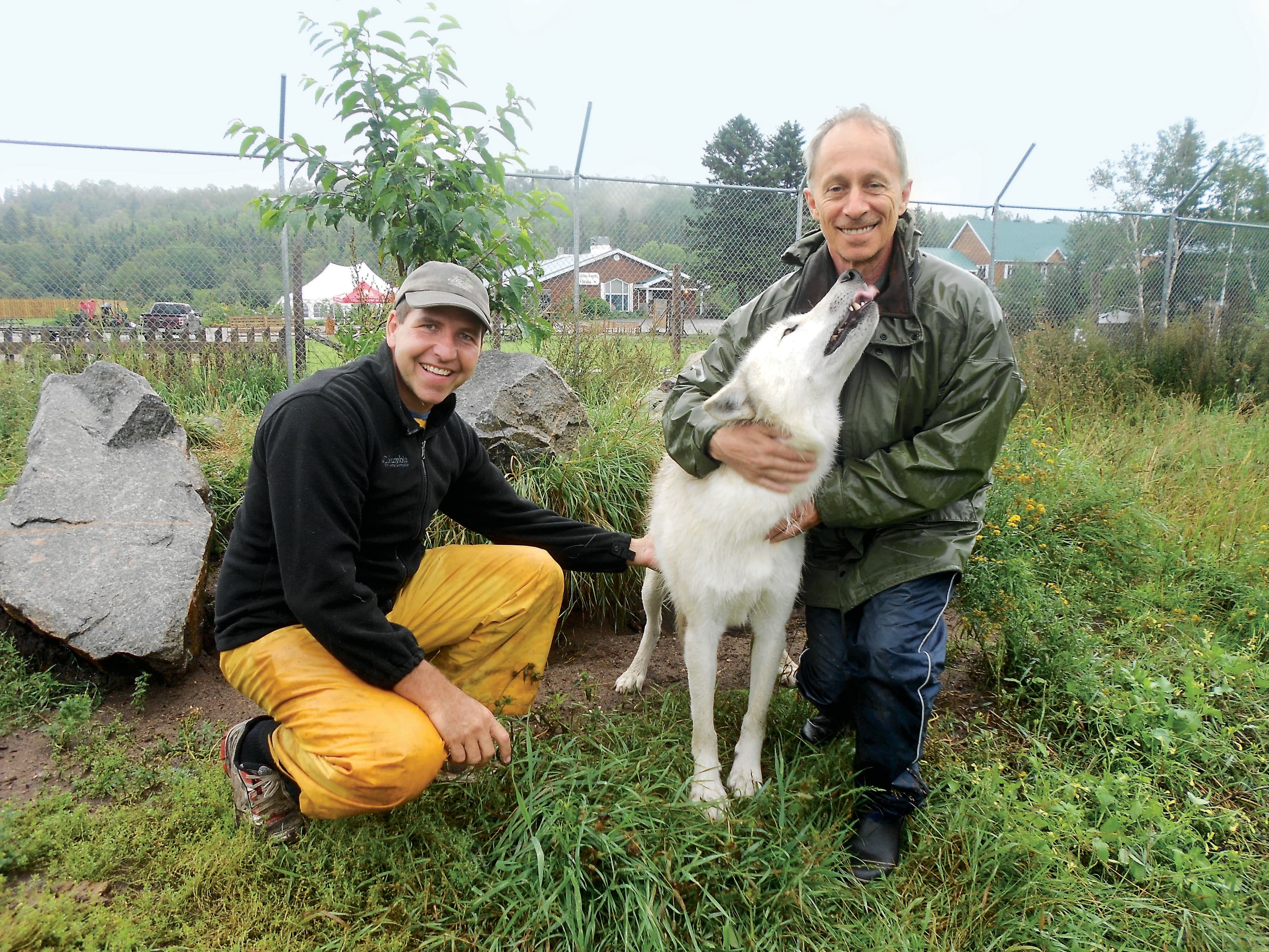 Jimmy Deschênes, de la Ferme 5 étoiles, et l’auteur Alain Demers, en compagnie de Jacob, un loup gris.