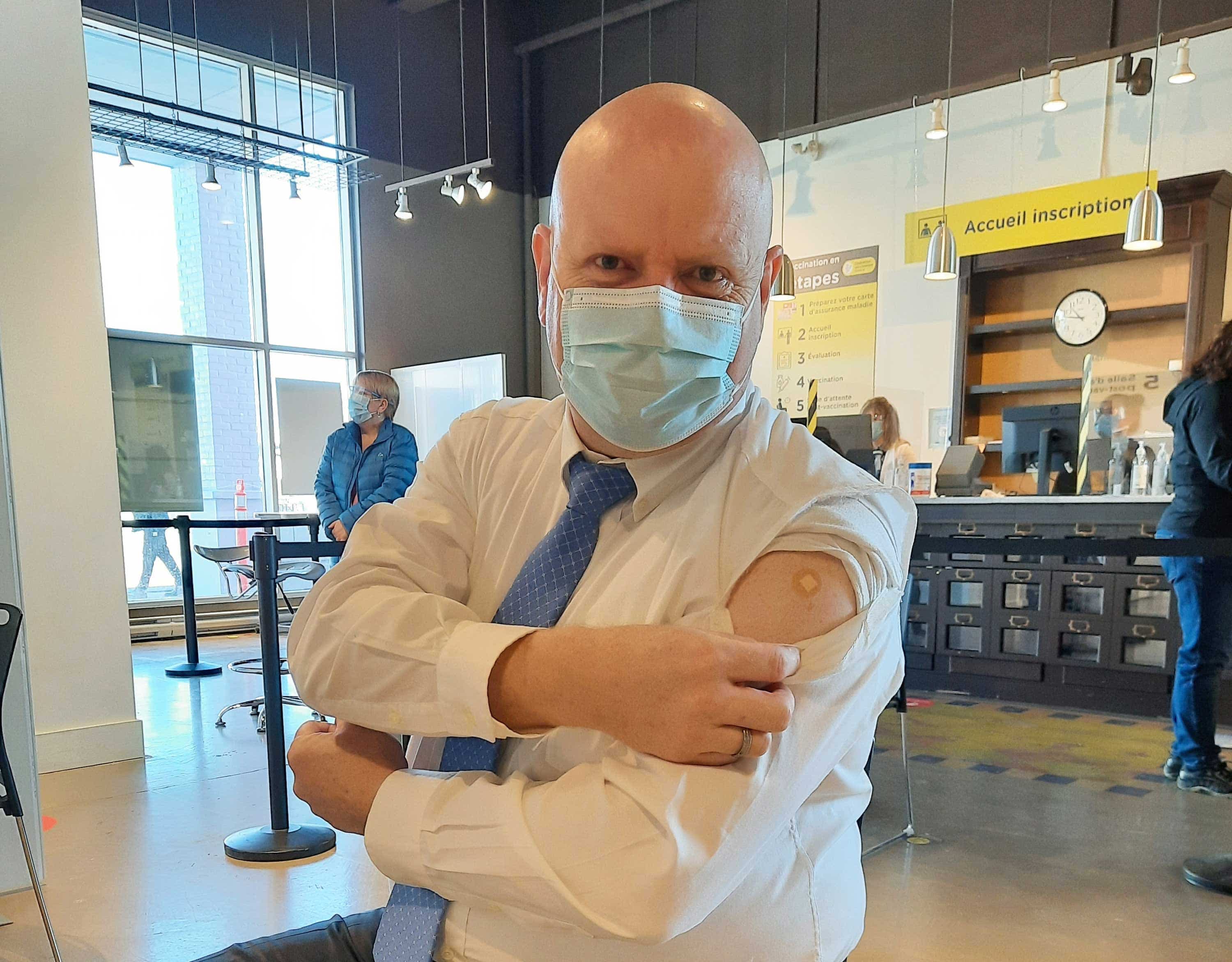 Le député de Vachon Ian Lafrenière dans la zone de 15 minutes d’attente, quelques instants après avoir reçu son vaccin, à la clinique du quartier DIX30, à Brossard.