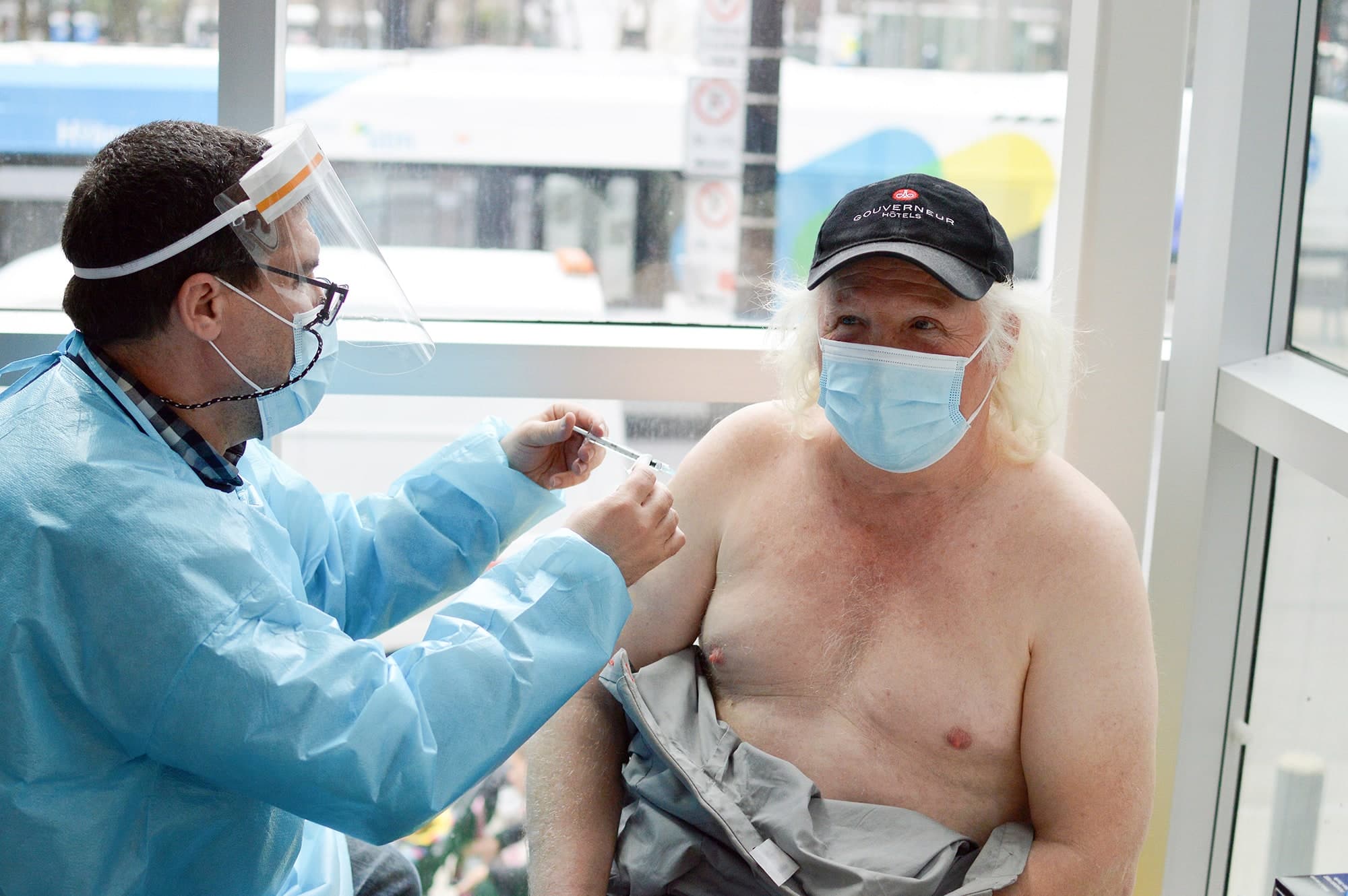 Pierre Nadeau, 67 ans, a reçu sa deuxième dose du vaccin Pfizer contre la COVID-19 mercredi dernier à la clinique de vaccination du square Cabot, dans l’arrondissement Ville-Marie à Montréal, pour les personnes en situation d’itinérance. Cette opération a connu un tel succès qu’elle a manqué de doses au cours de la journée.