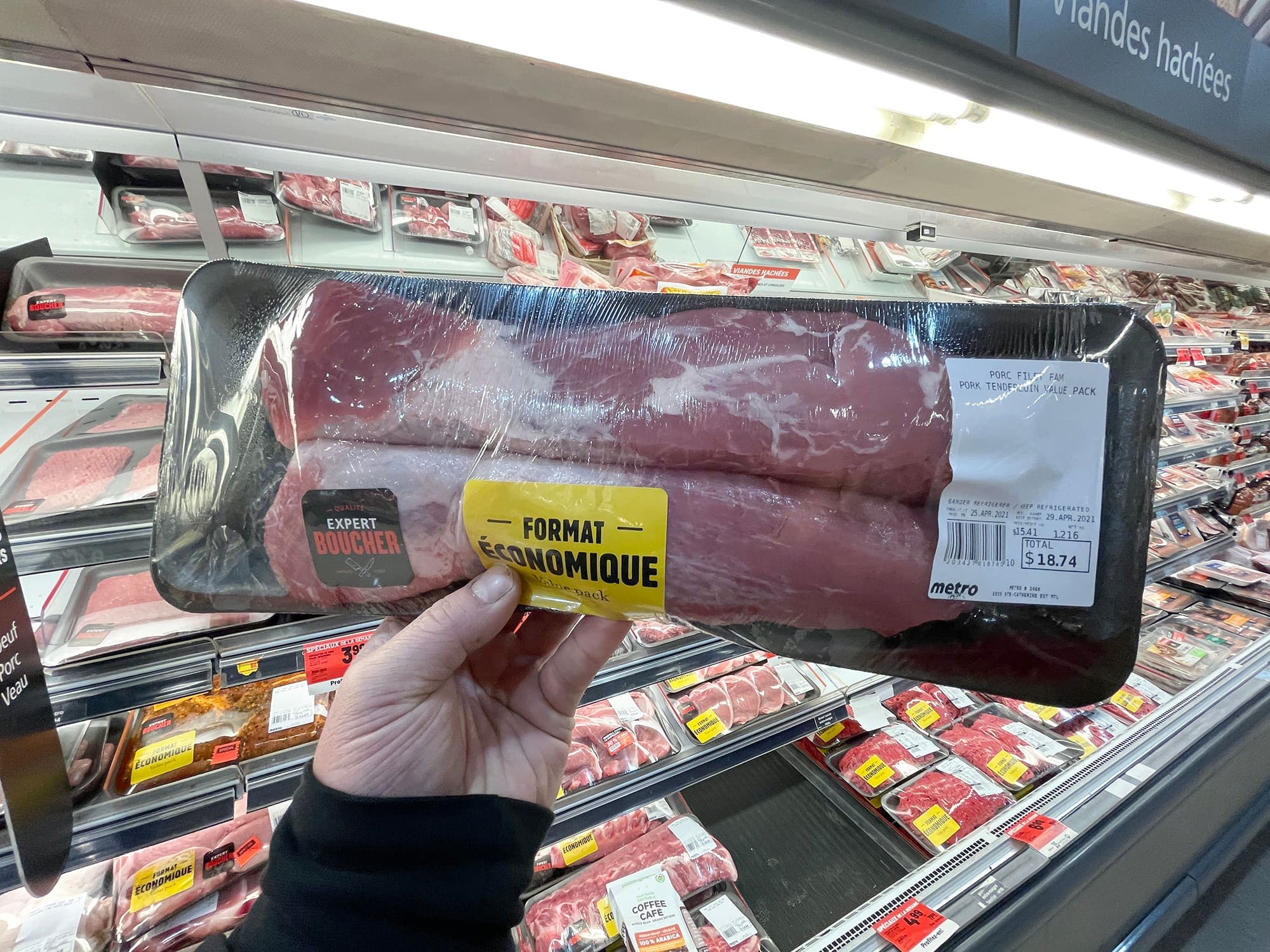 Deux filets de porc « format familial » vendus en épicerie pour 18,74 $. En seulement un an, le prix a doublé.
