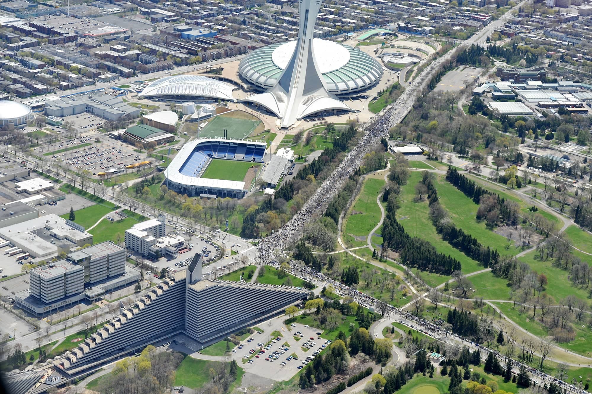 Environ 30 000 personnes s’opposant aux mesures sanitaires ont marché hier dans les rues Viau et Sherbrooke, à Montréal, près du Stade olympique.