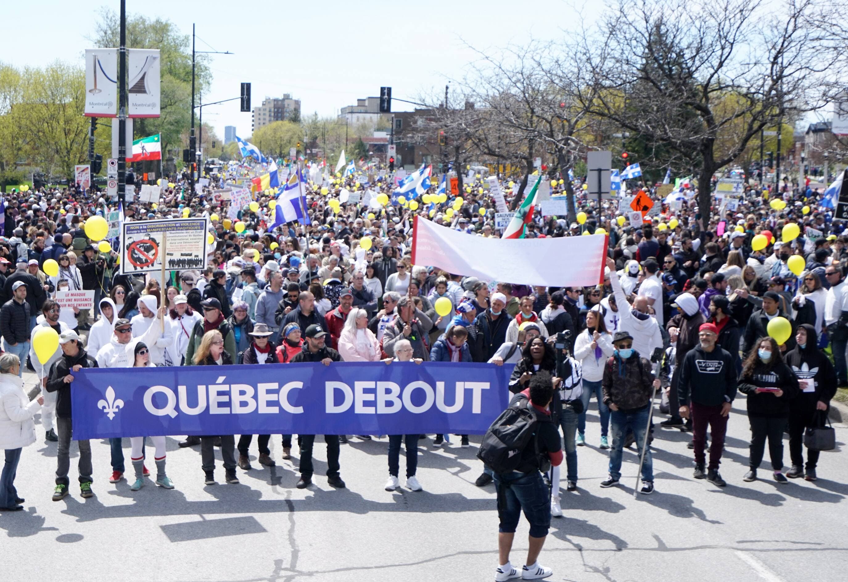 La police de Montréal a préféré ne pas donner d’amendes et ainsi éviter les débordements samedi, devant une foule où se trouvaient notamment plusieurs enfants.