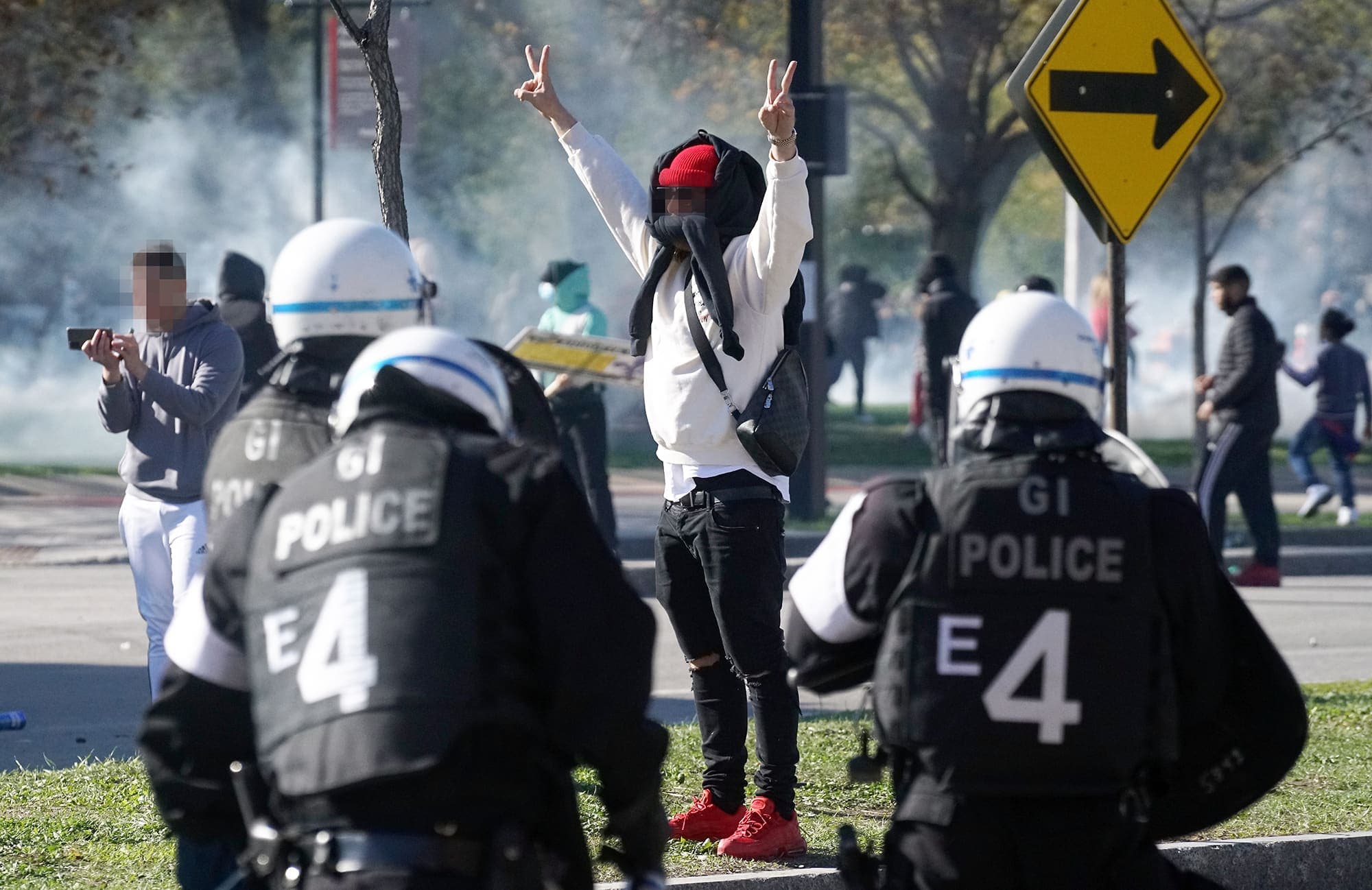 Des citoyens savouraient devant des policiers ce moment de liberté lors de cette marche de samedi à Montréal.