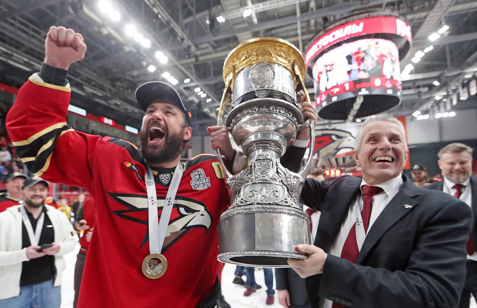 Bob Hartley souhaite remporter une deuxième coupe Gagarine, cette fois avec l’équipe de son bon ami décédé, Brad McCrimmon. On le voit ici avec Ilya Kovalchuk lors de son premier championnat russe. remporté en 2021.