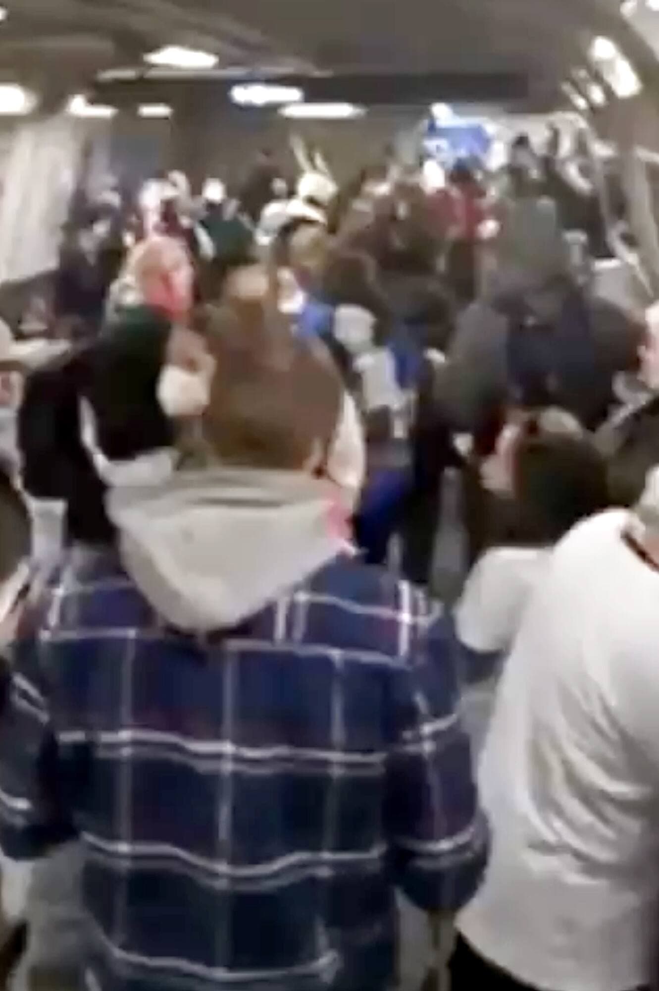 Les manifestants étaient entassés et la majorité sans masque dans les trains et dans les allées du métro après leur virée autour du Stade olympique.