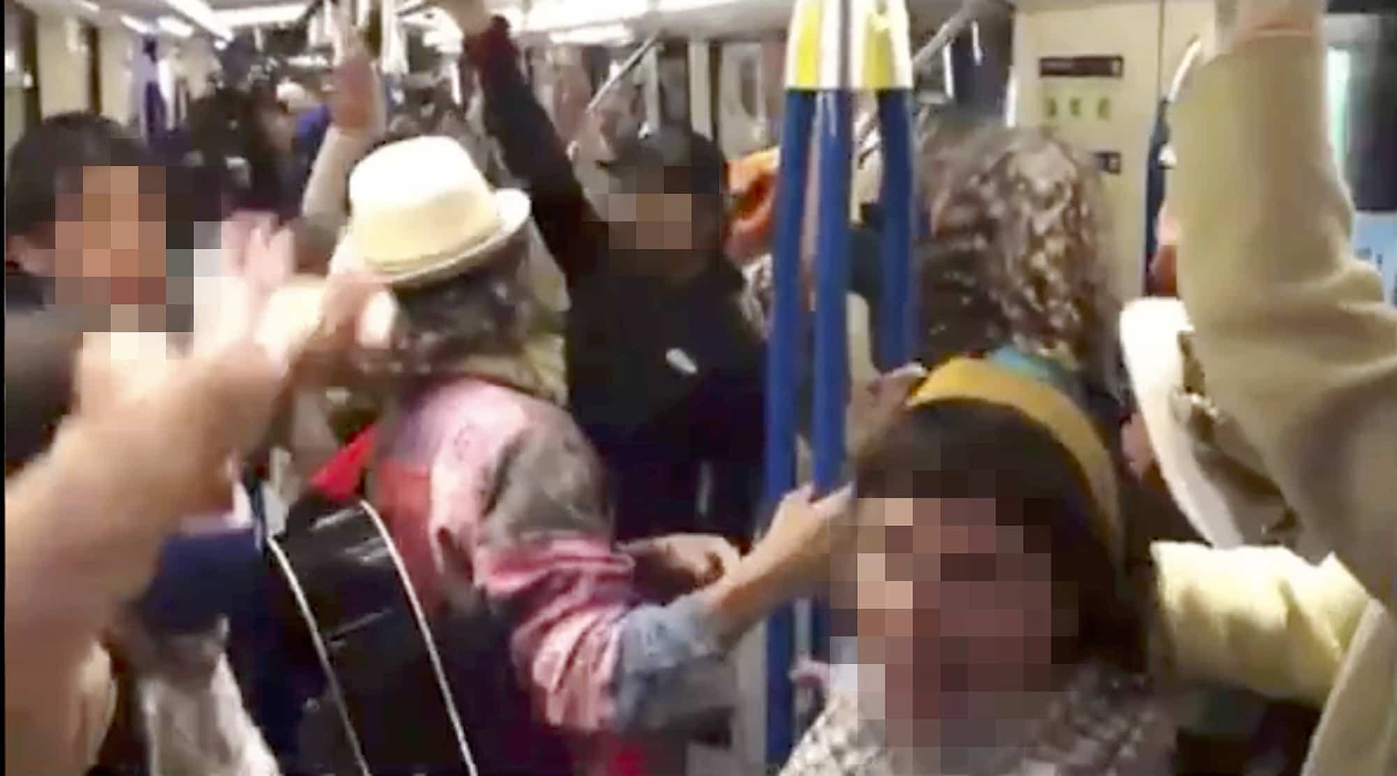 Les manifestants étaient entassés et la majorité sans masque dans les trains et dans les allées du métro après leur virée autour du Stade olympique.