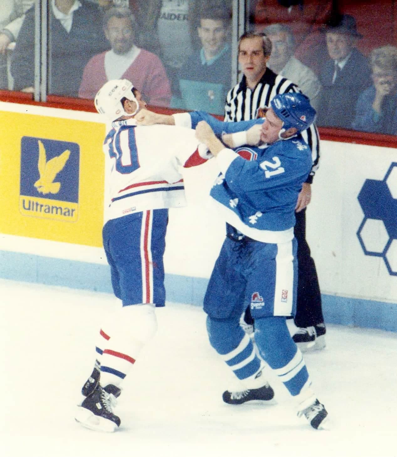 Un furieux combat entre Chris Nilan du CH et Randy Moller des Nordiques de Québec.