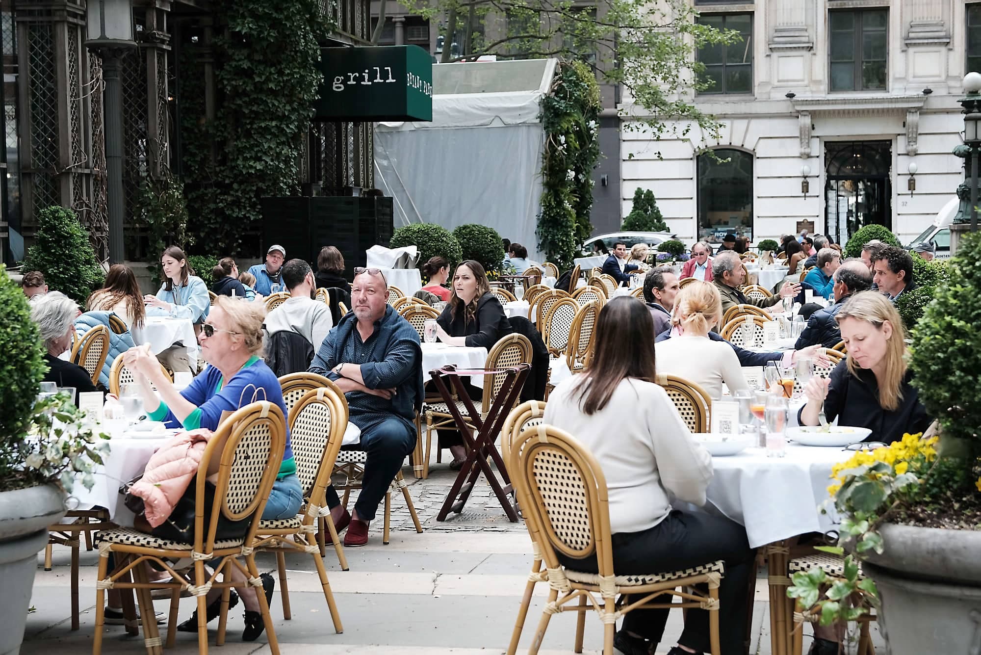 À New York, l’utilisation d’une application au resto pour prouver qu’on a reçu le vaccin est optionnelle, comme pour cette terrasse dans Manhattan mardi dernier.