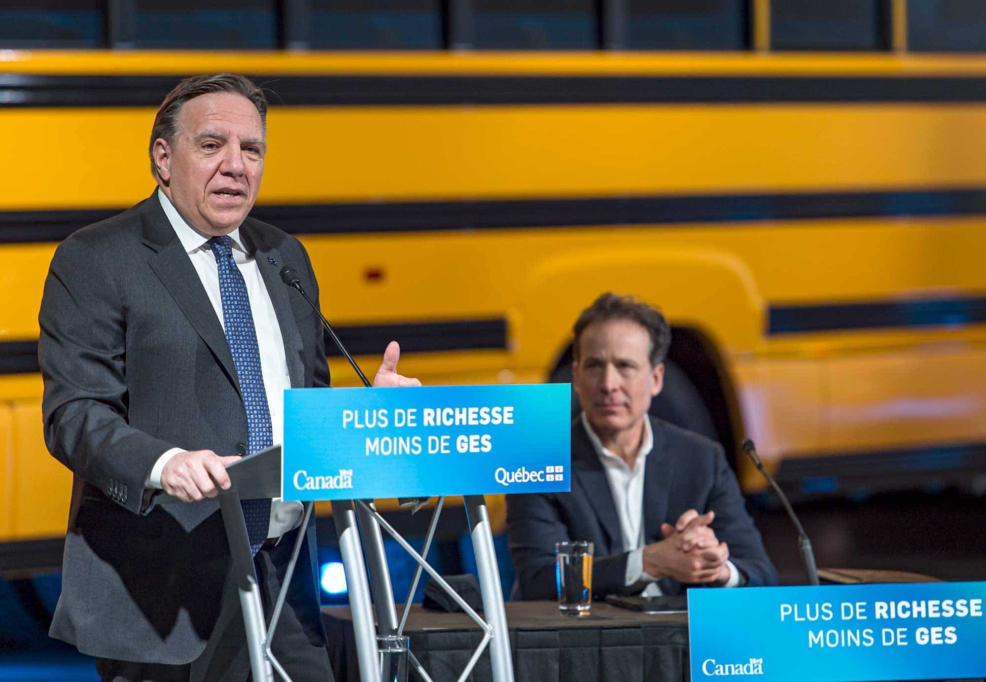 Le 15 mars dernier, le premier ministre du Québec François Legault (à gauche) a annoncé l’octroi d’un prêt de 50 millions de dollars à Compagnie Électrique Lion de Saint-Jérôme. Lion prévoit construire une usine d’assemblage de bloc-batteries.