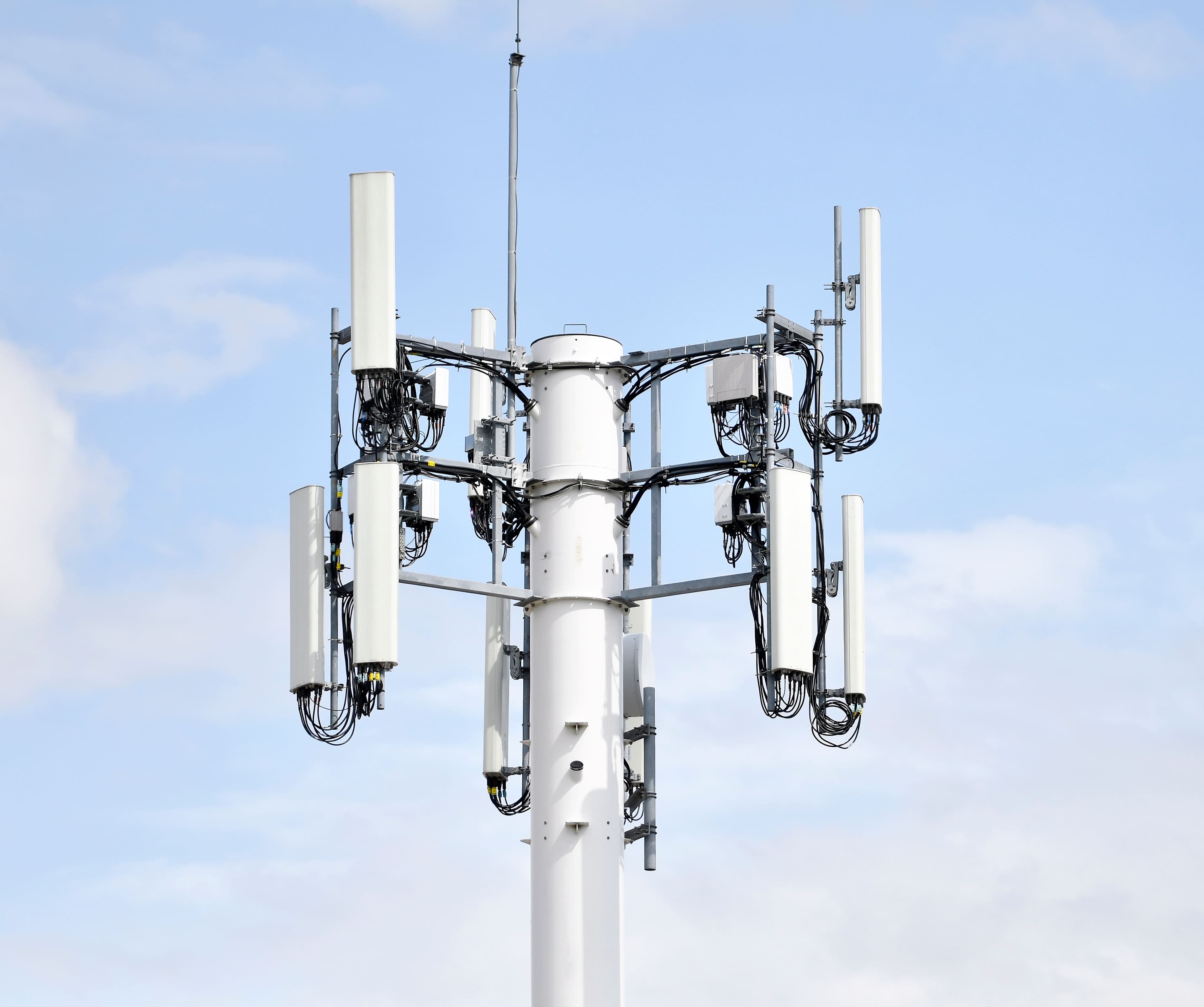 Des antennes Huawei, rue Notre-Dame, près du port de Montréal