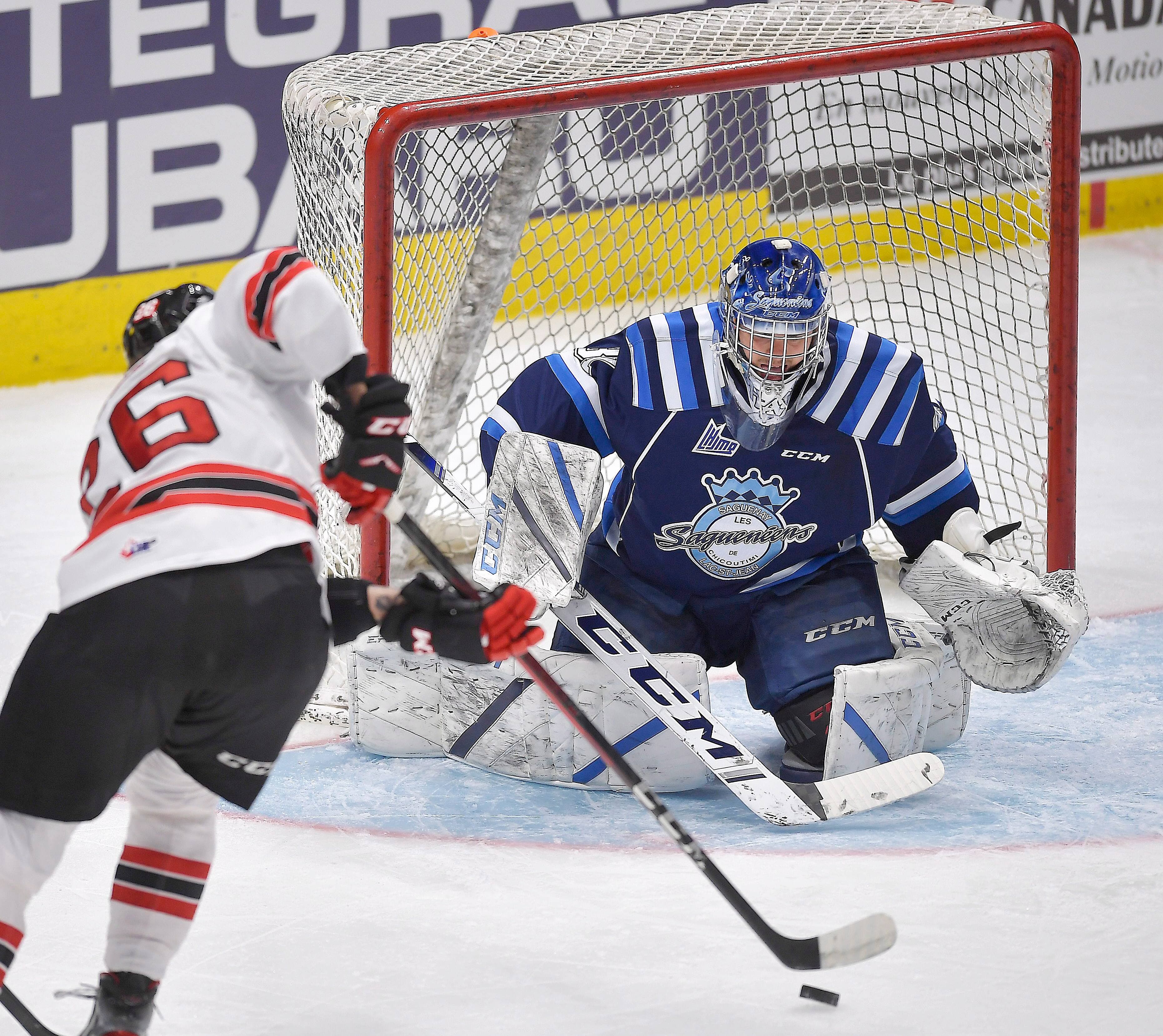 Alexis Shank a été solide devant le filet des Saguenéens de Chicoutimi, dimanche après-midi, bloquant 22 des 24 lancers auxquels il a fait face contre les Remparts.