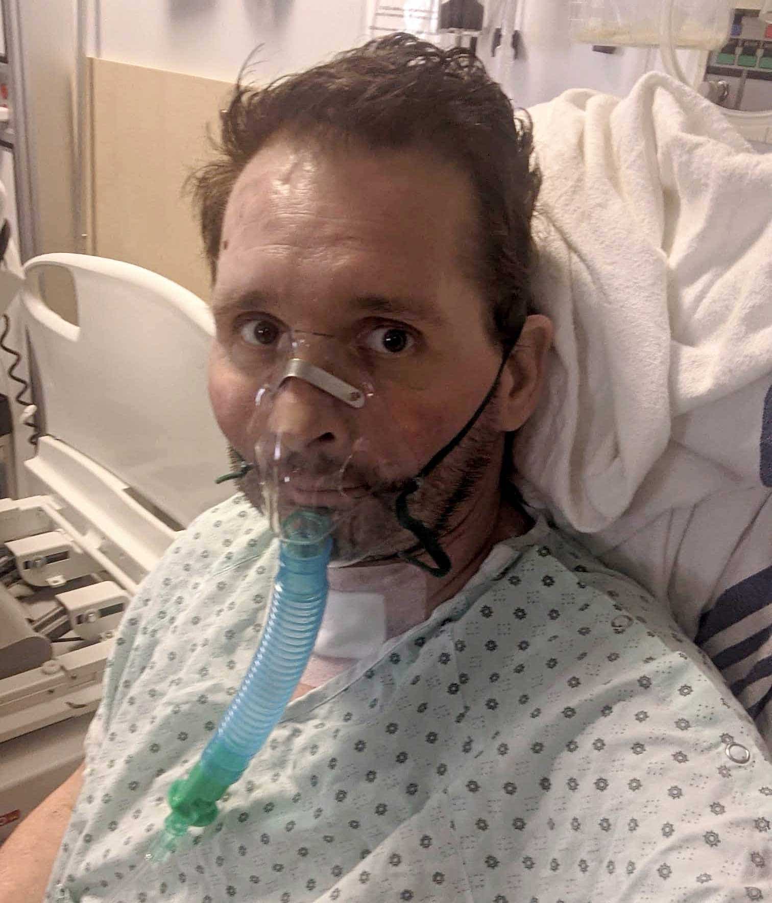 L’homme de 47 ans après avoir passé un mois dans le coma, et intubé, à l’hôpital.
