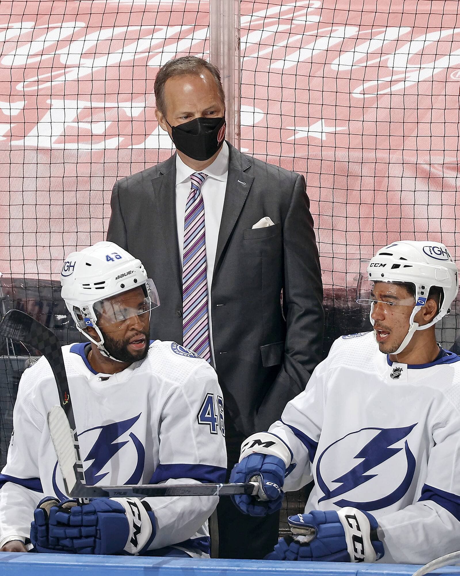 Mathieu Joseph (droite) et Gemel Smith discutent au banc du Lightning, lundi soir, à Sunrise, en Floride.